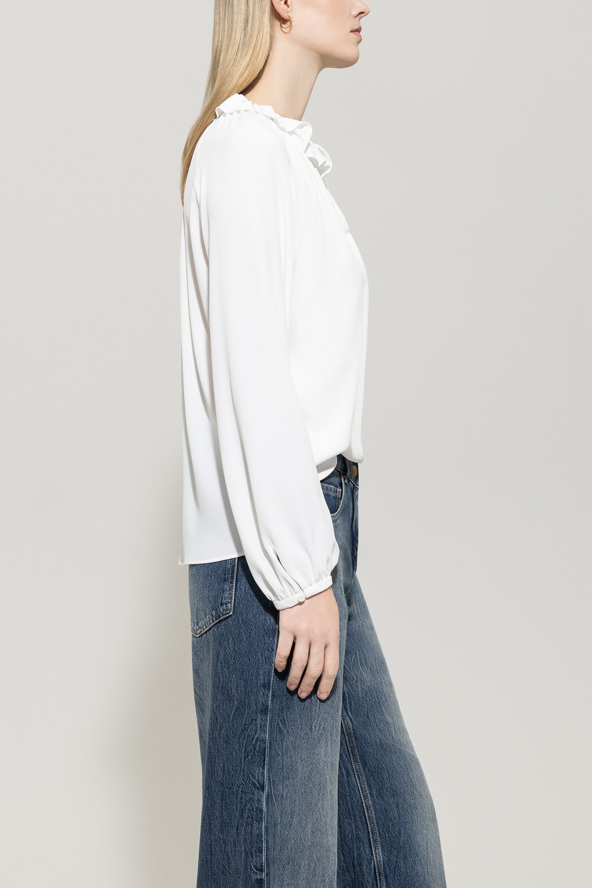 Rüschenbluse aus Seiden-Mix - off white - Standard | Model Seite