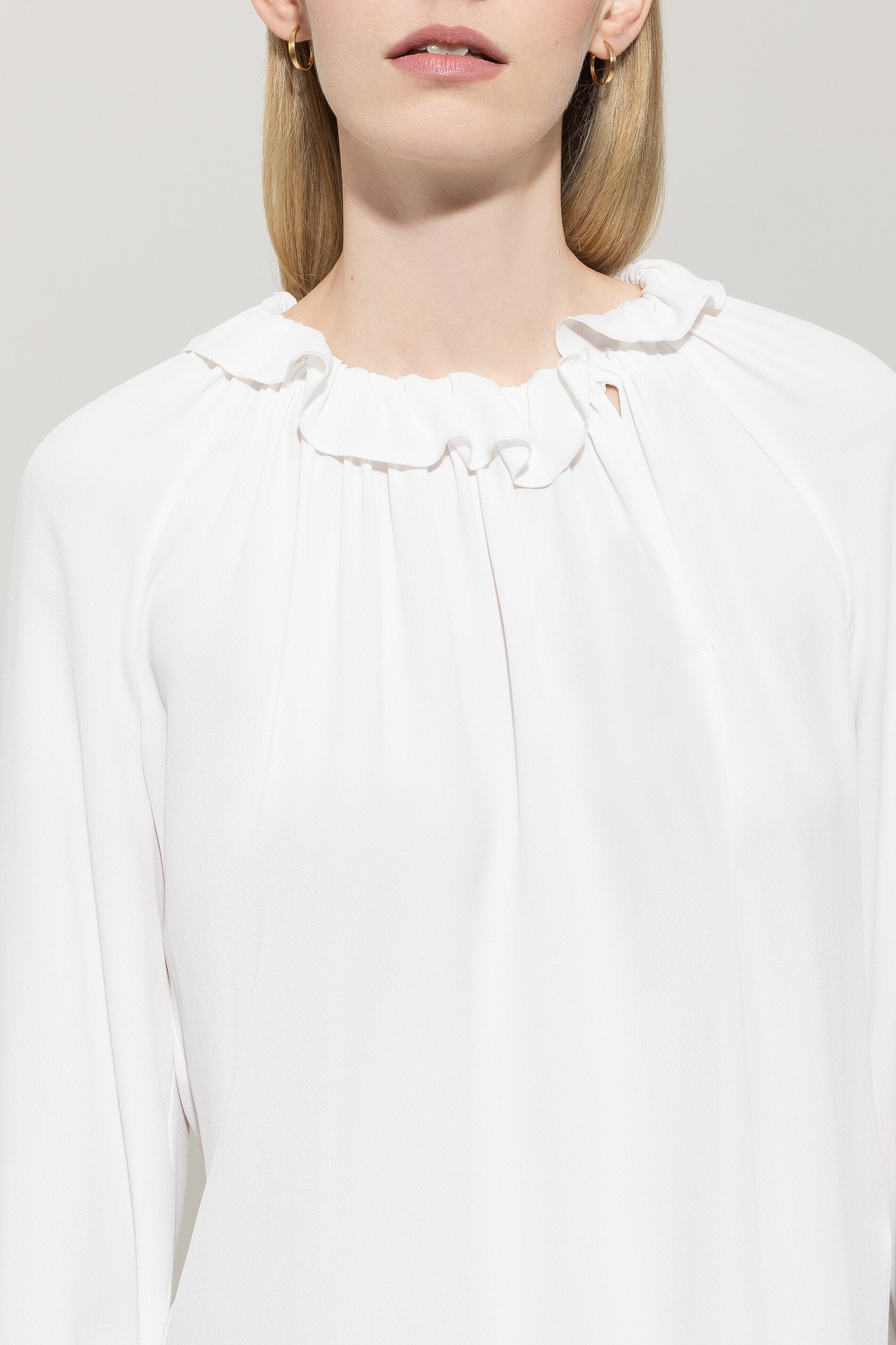 Rüschenbluse aus Seiden-Mix - off white - Standard | Model Detail