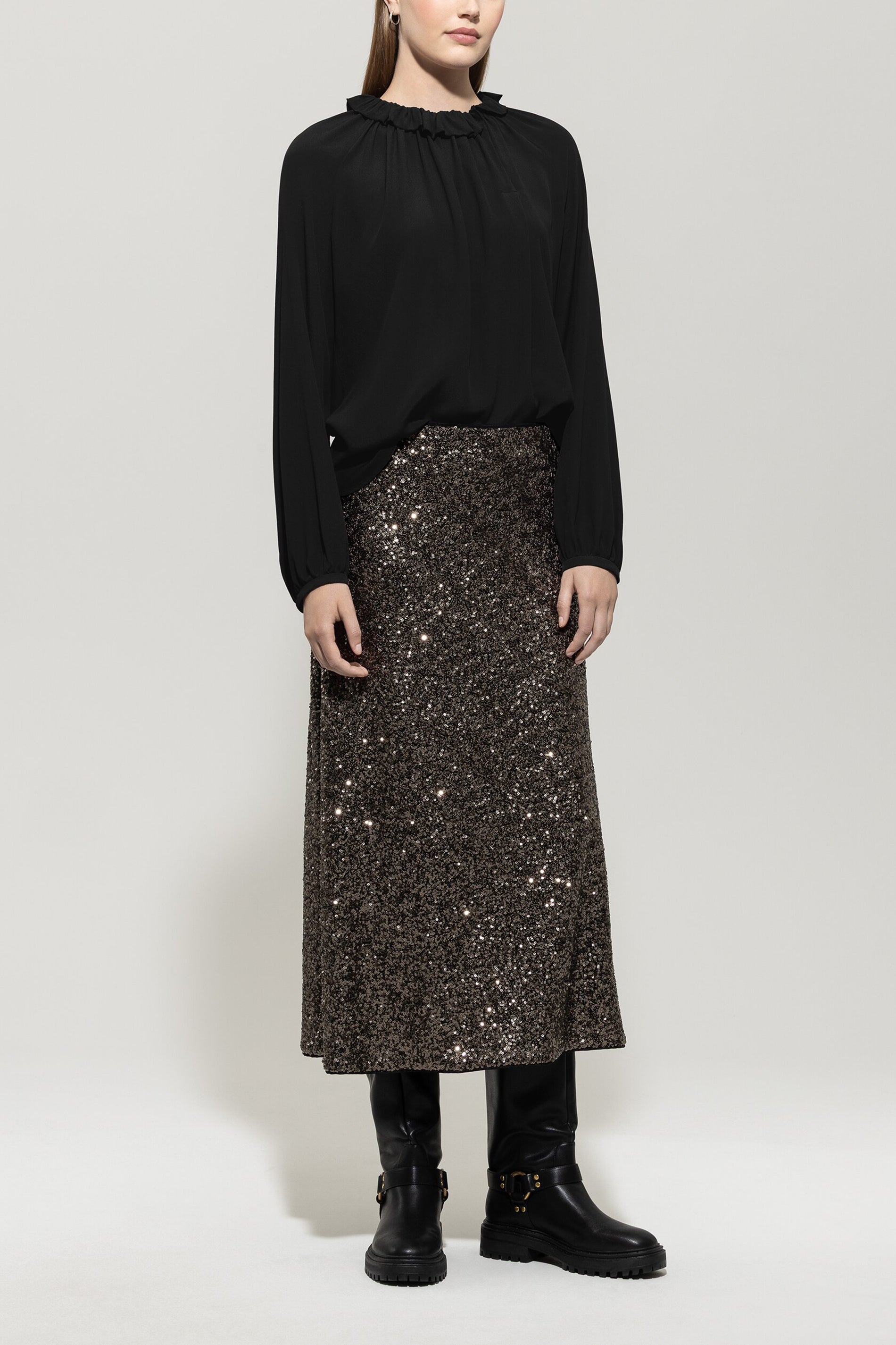 Rüschenbluse aus Seiden-Mix - deep black - Standard | Model Front