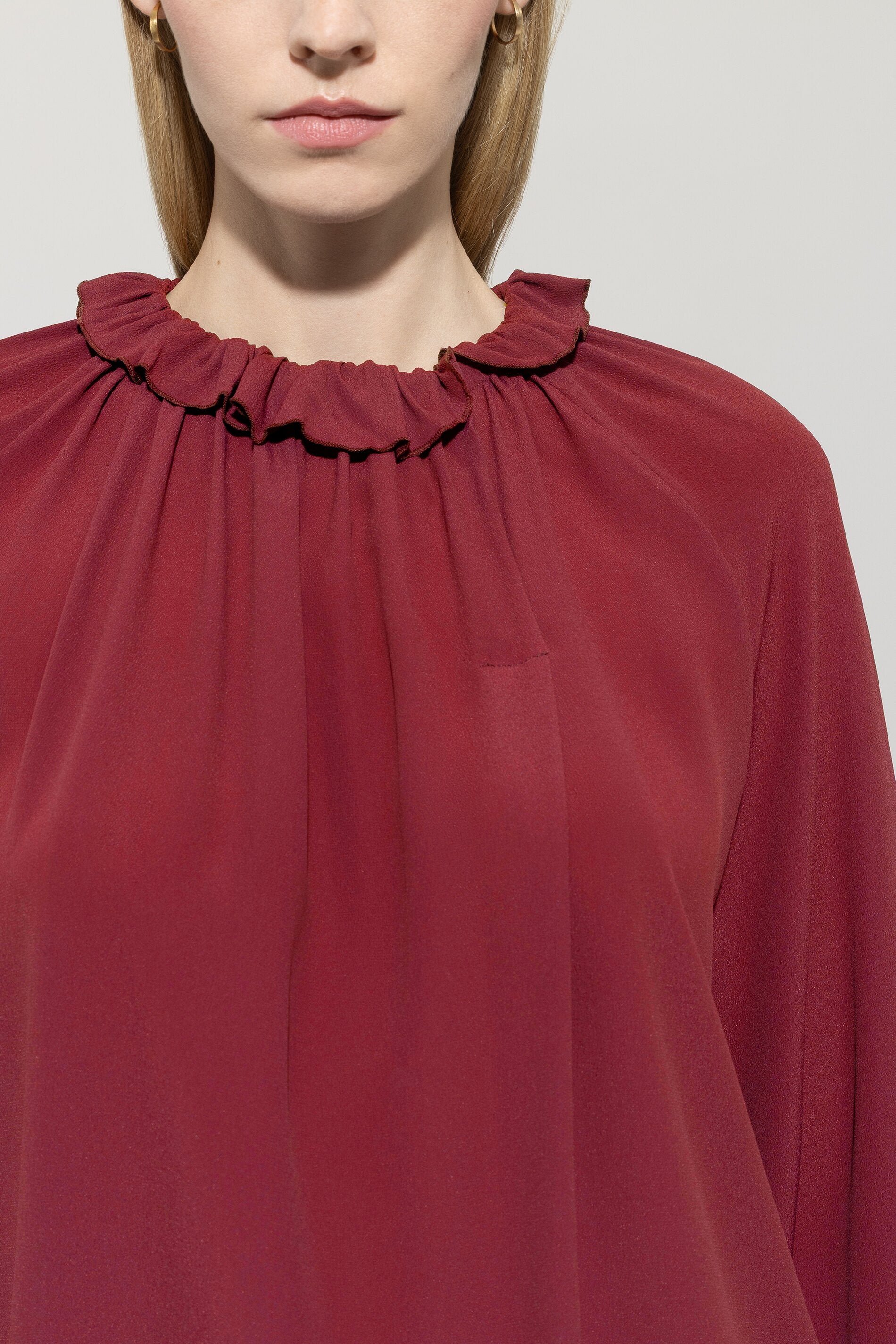 Rüschenbluse aus Seiden-Mix - berry red - Standard | Model Detail