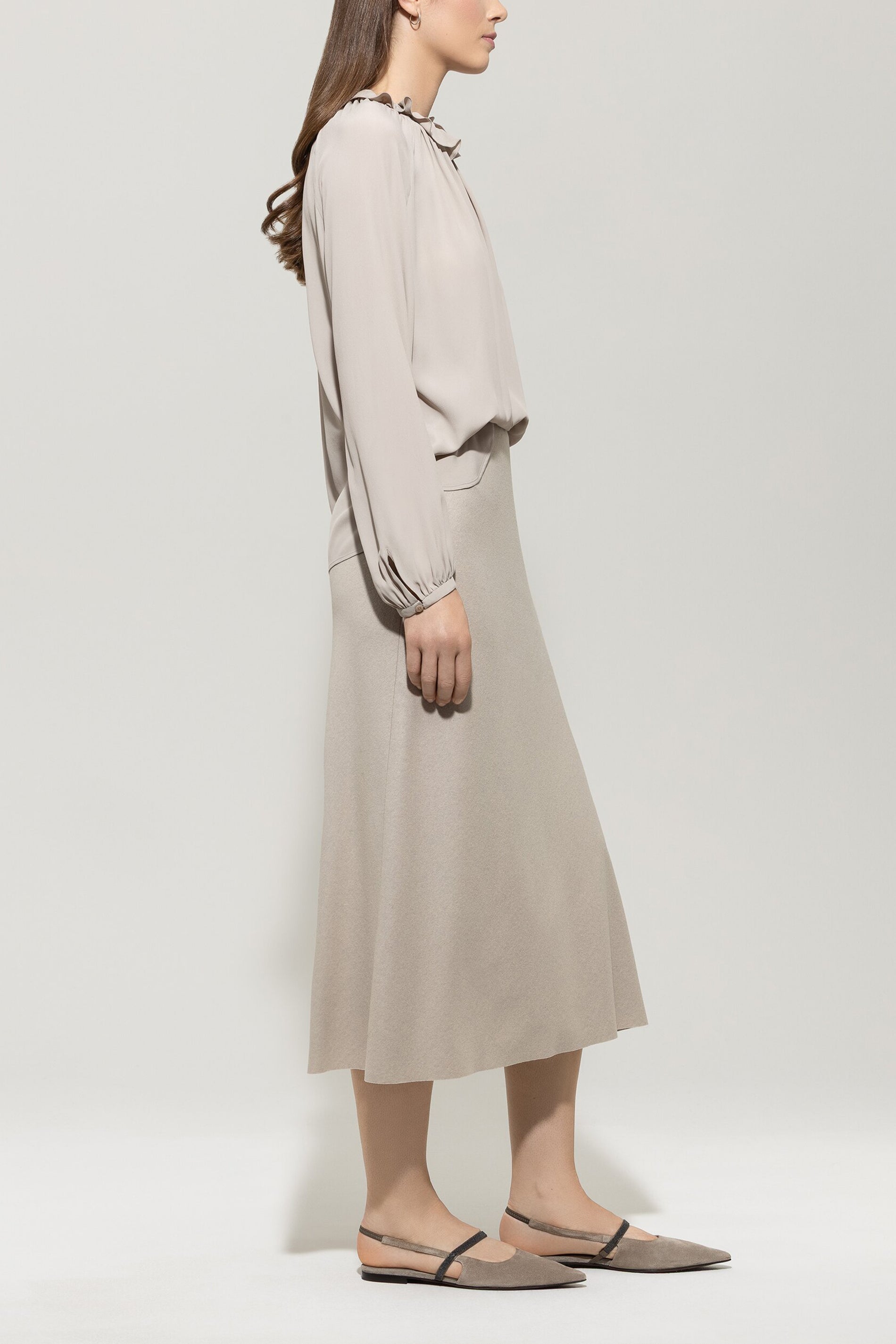 Rüschenbluse aus Seiden-Mix - oyster - Standard | Model Seite