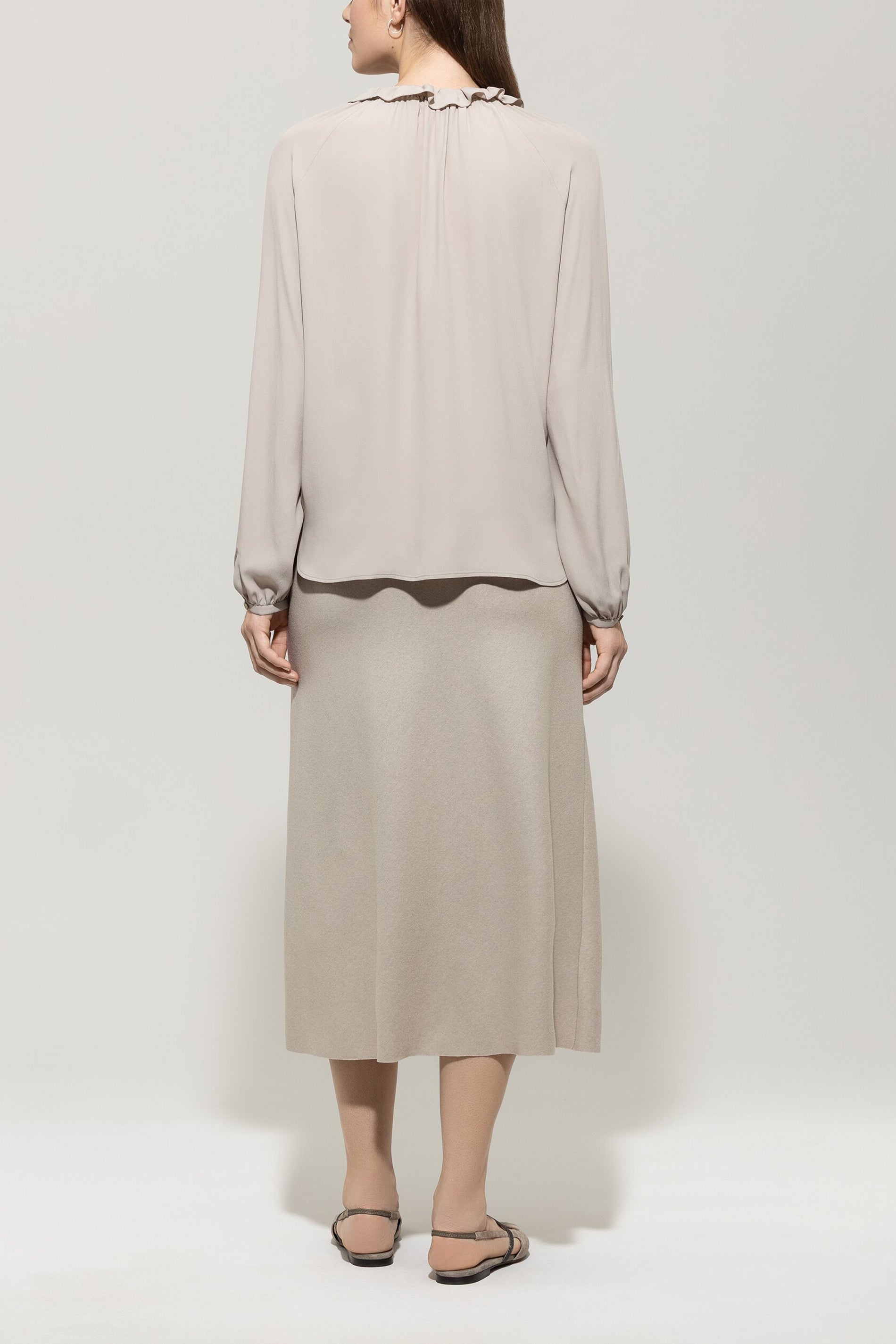 Rüschenbluse aus Seiden-Mix - oyster - Standard | Model Rück