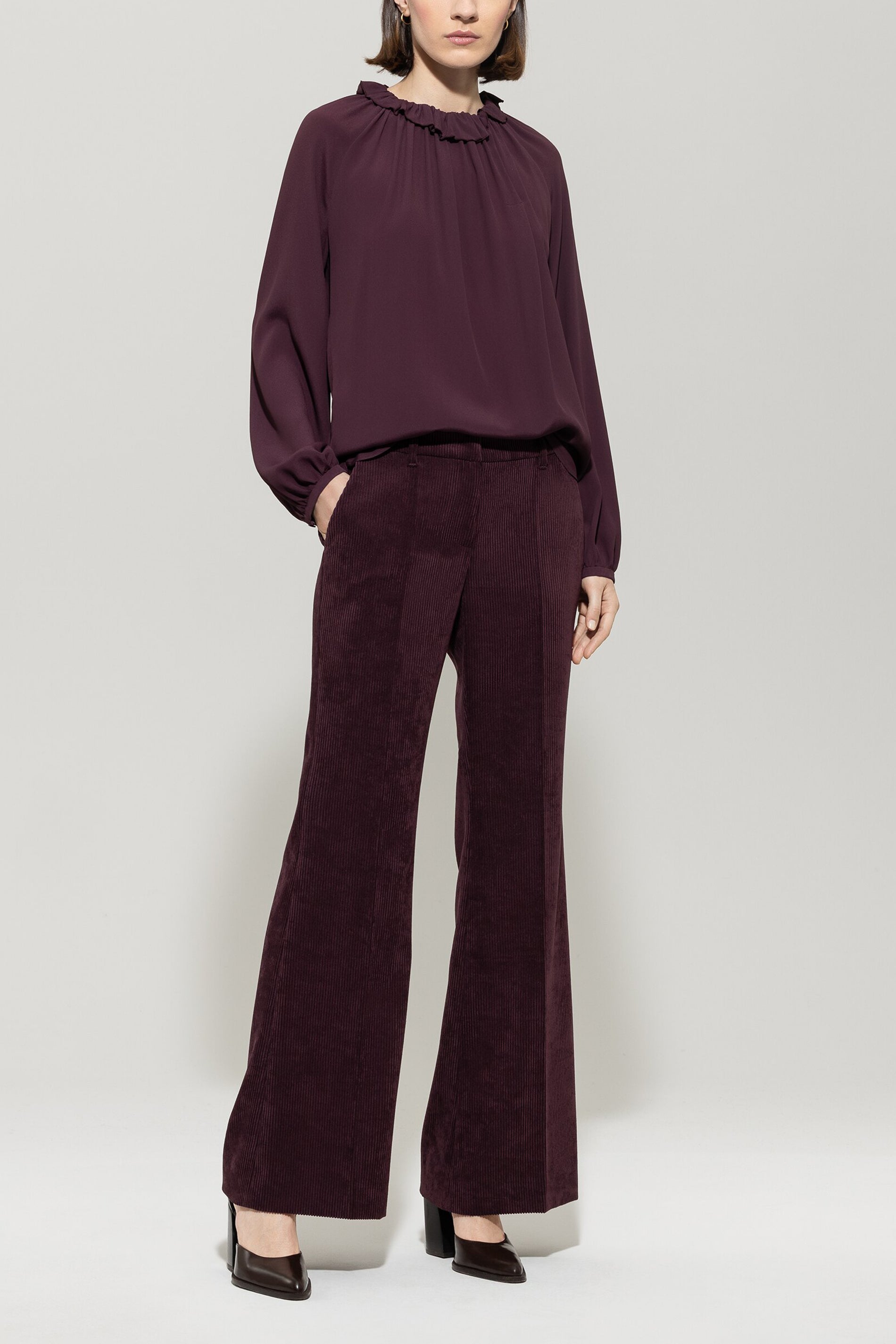 Rüschenbluse aus Seiden-Mix - burgundy - Standard | Model Front