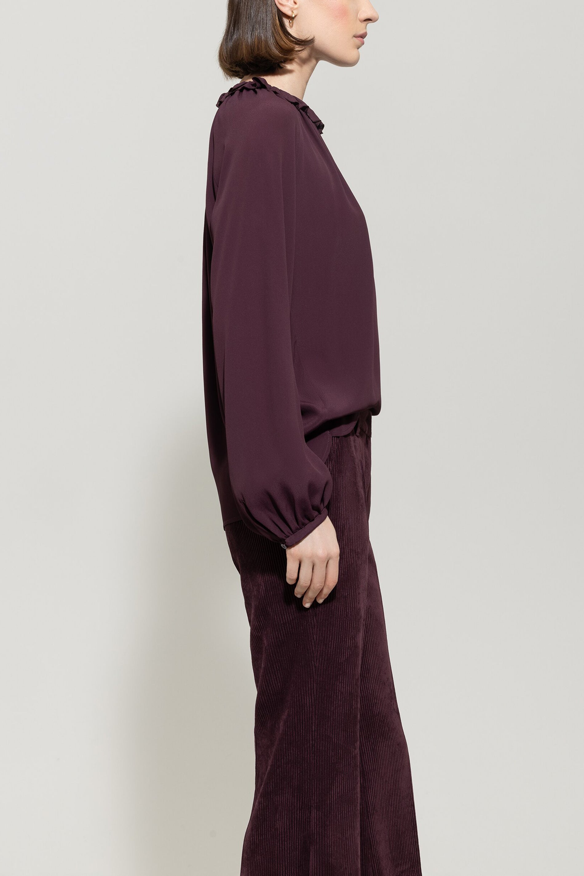 Rüschenbluse aus Seiden-Mix - burgundy - Standard | Model Seite