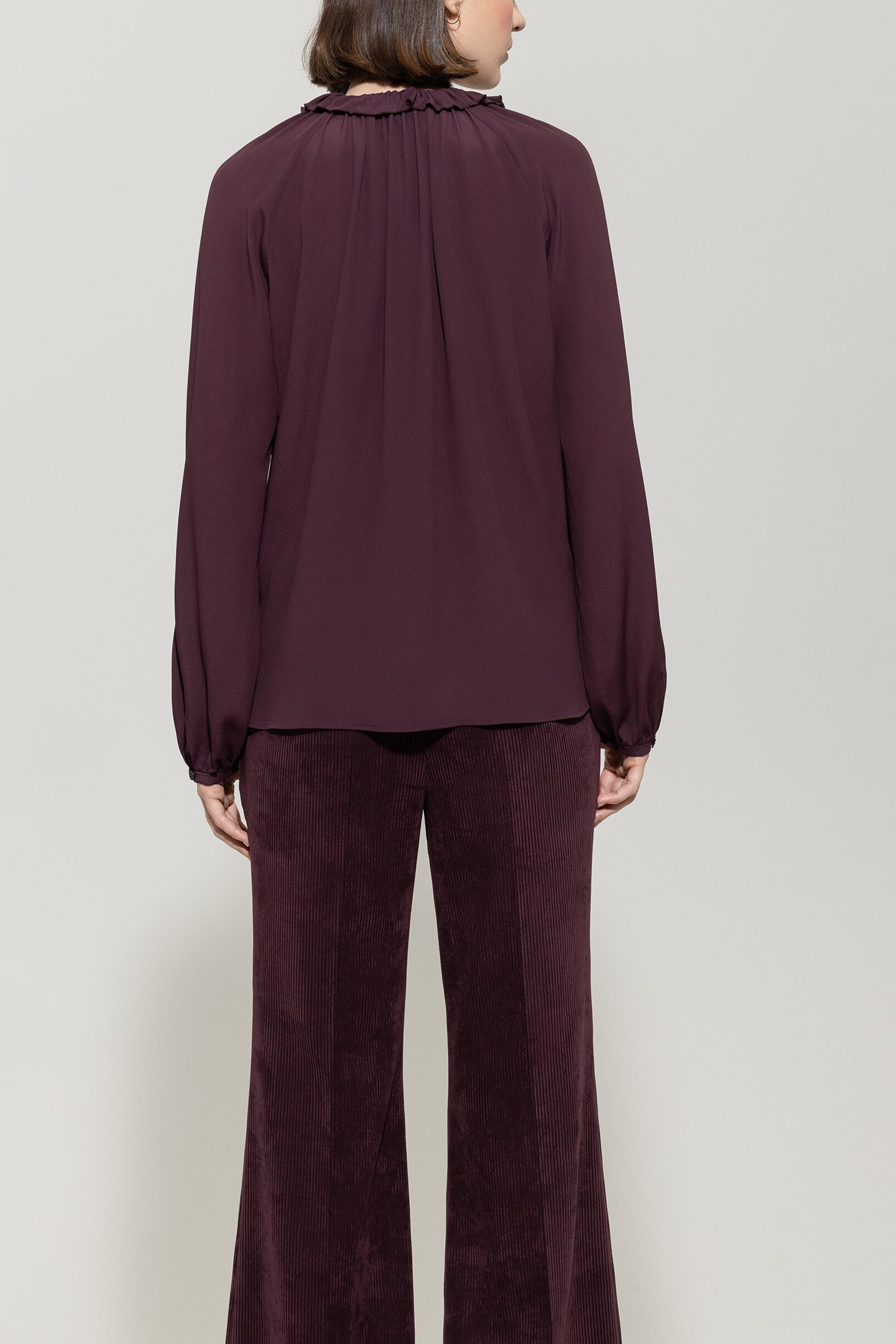 Rüschenbluse aus Seiden-Mix - burgundy - Standard | Model Rück