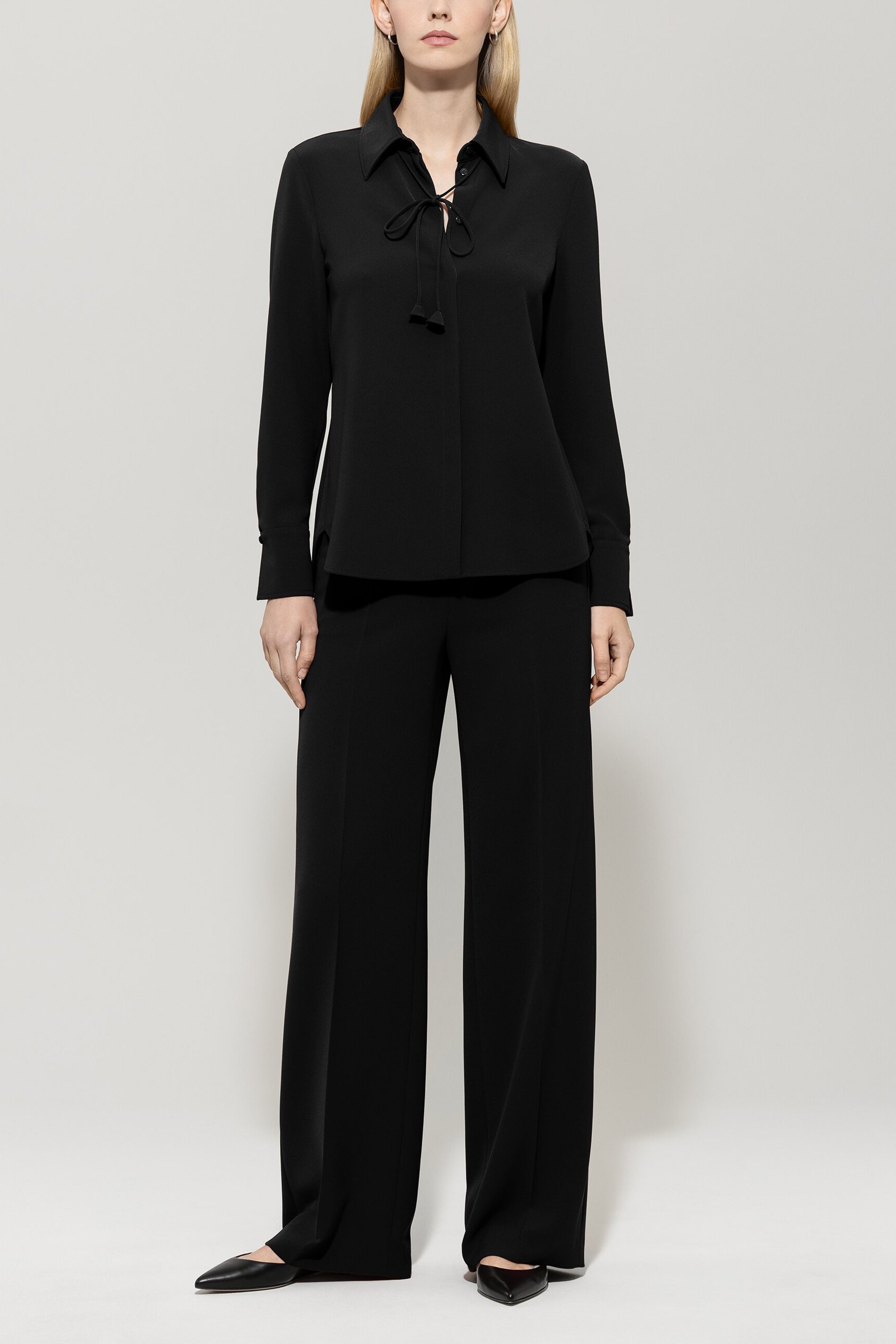 Hemdbluse mit Bindebanddetail - deep black - Standard | Model Front