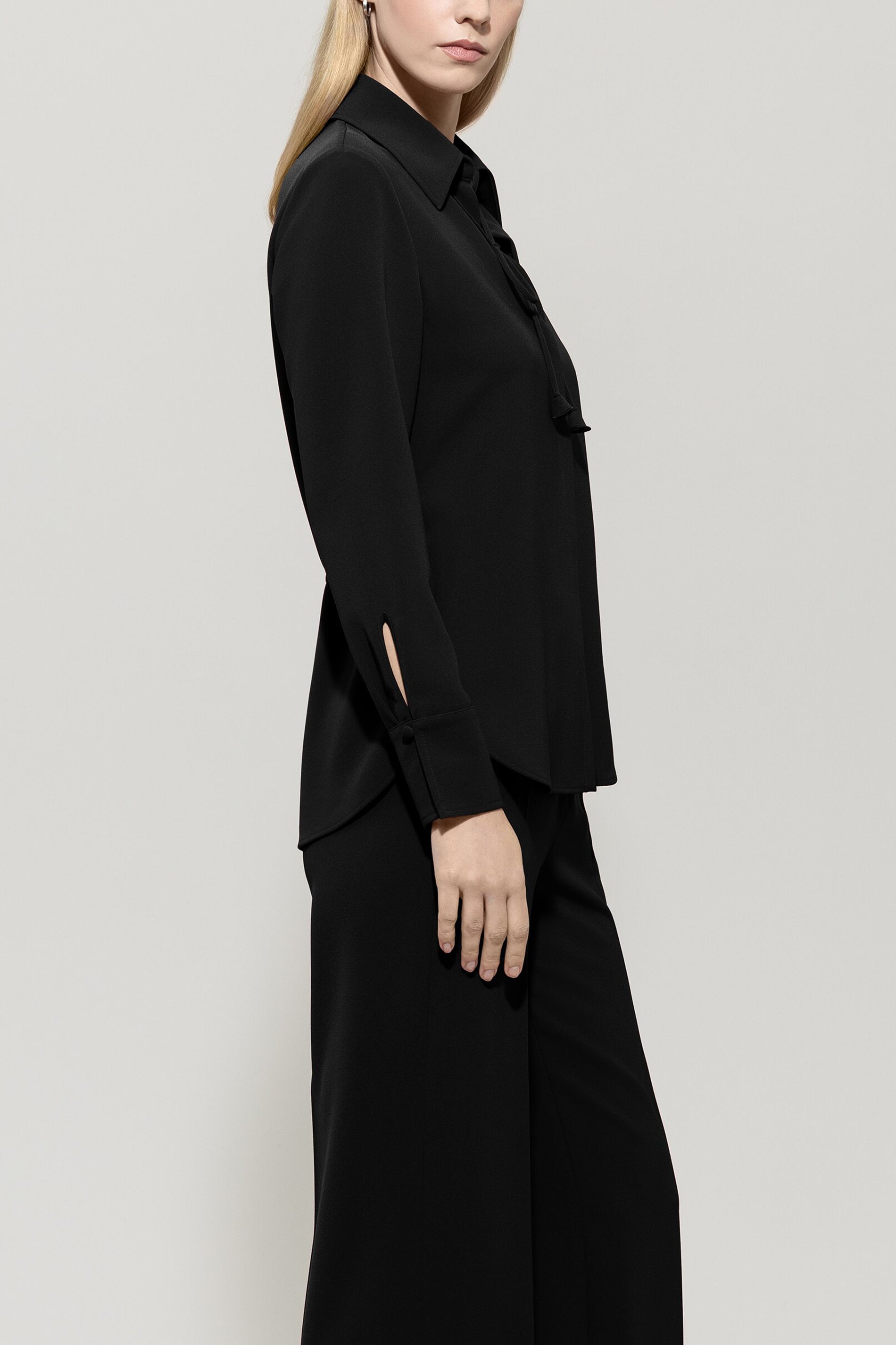 Hemdbluse mit Bindebanddetail - deep black - Standard | Model Seite