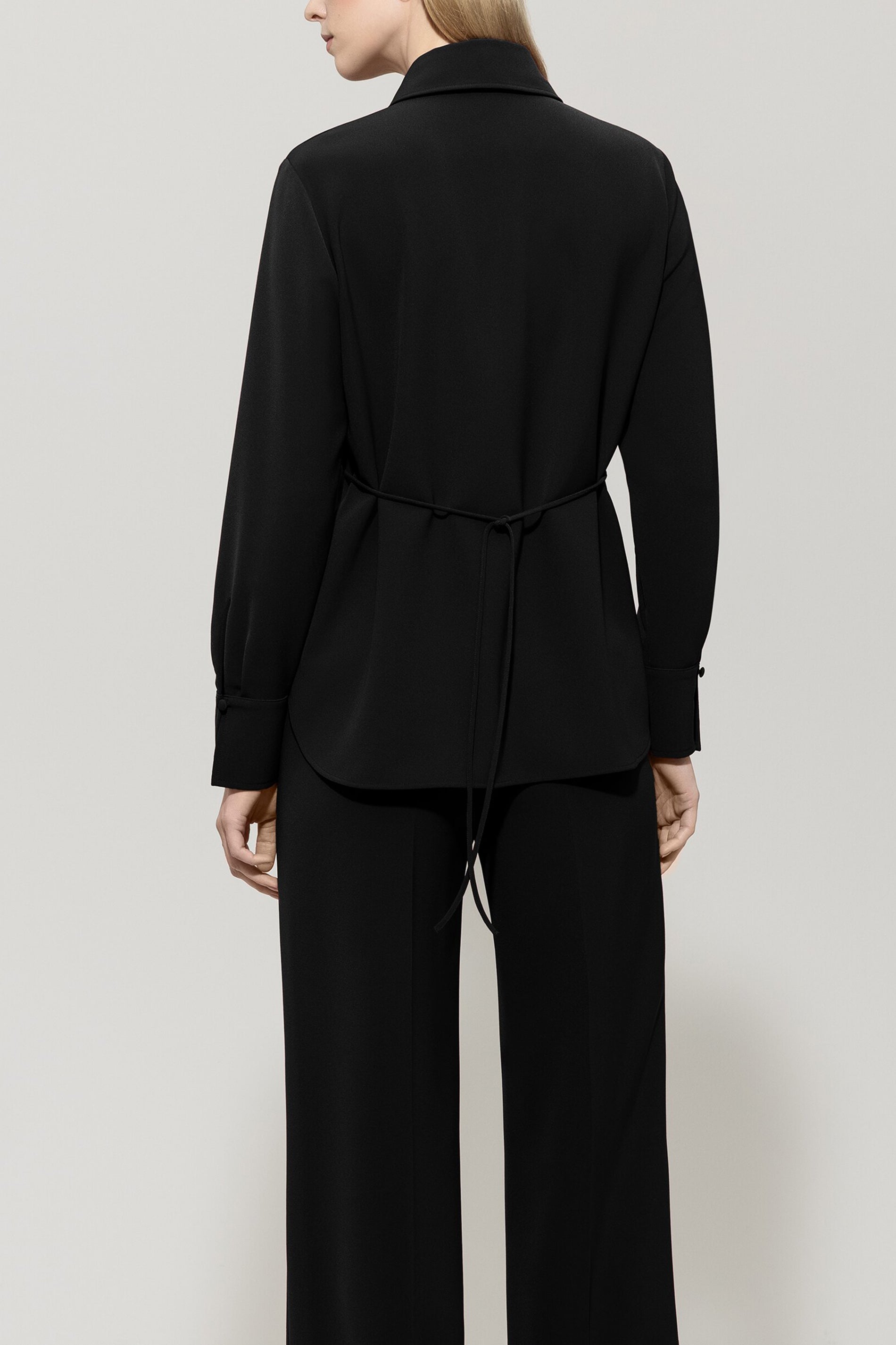 Hemdbluse mit Bindebanddetail - deep black - Standard | Model Rück