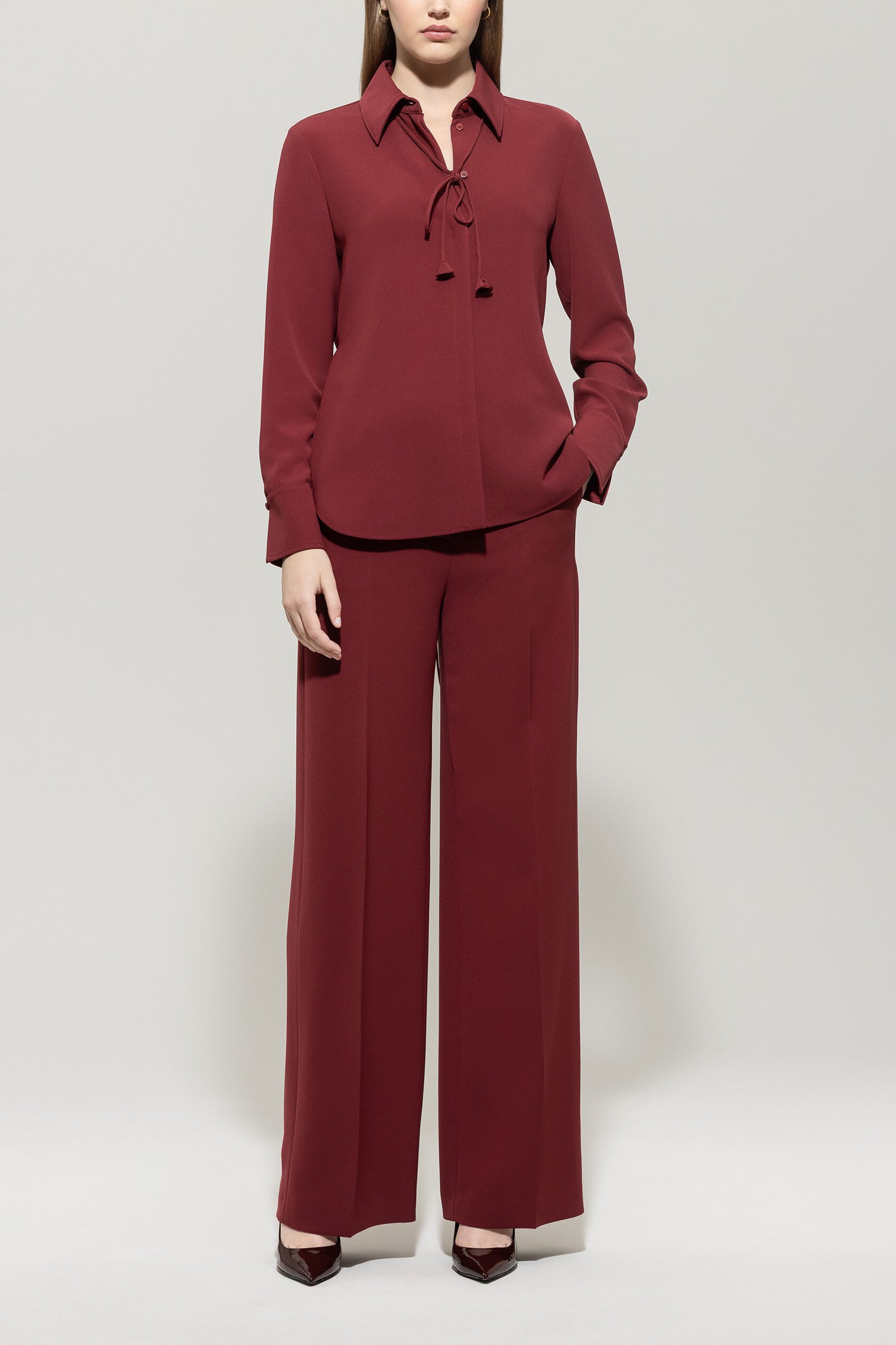 Hemdbluse mit Bindebanddetail - berry red - Standard | Model Front