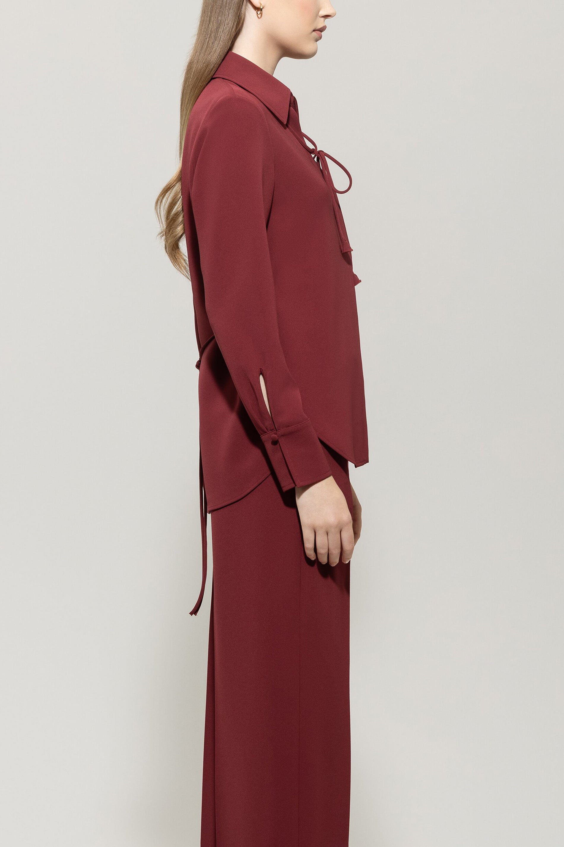 Hemdbluse mit Bindebanddetail - berry red - Standard | Model Seite