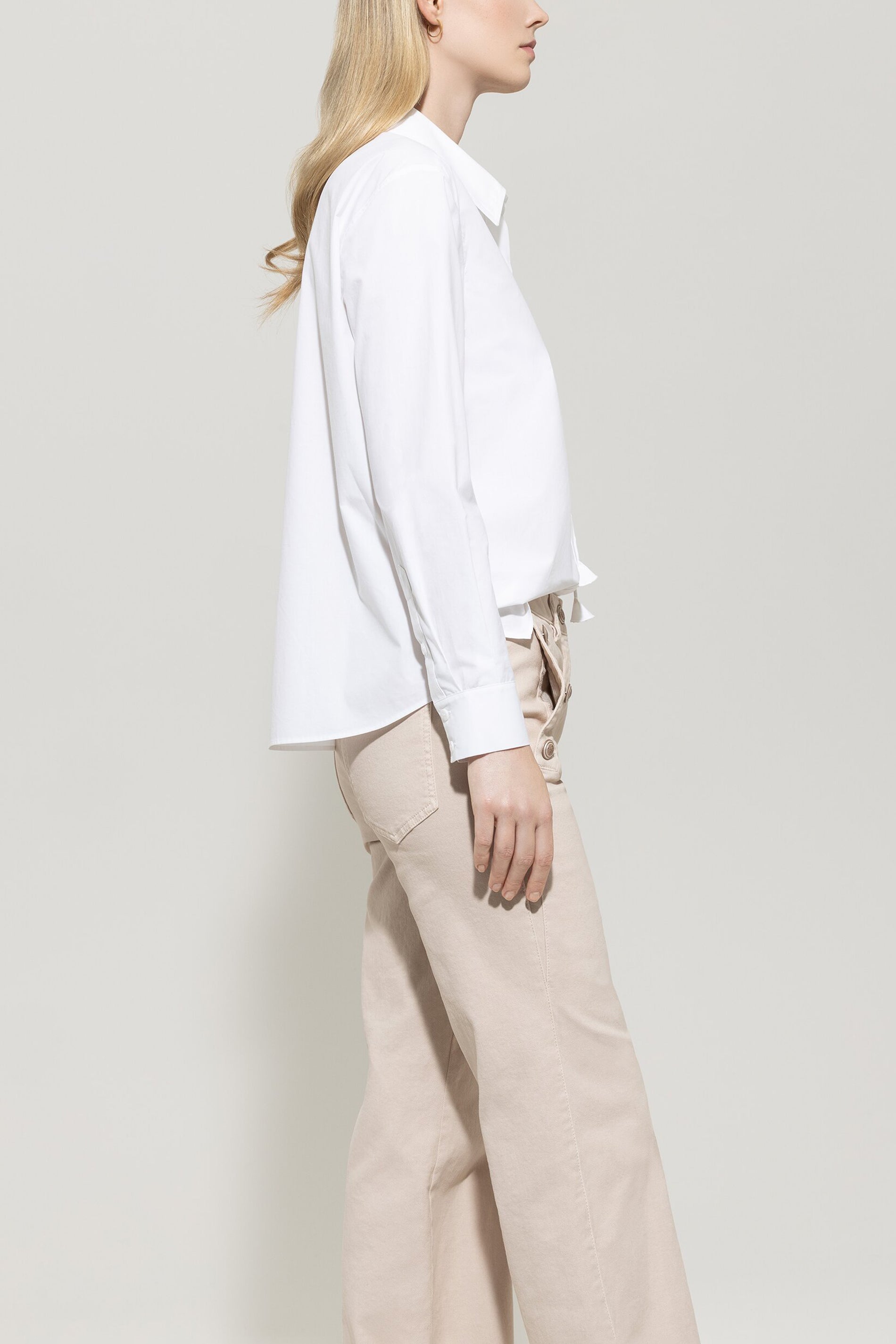 Hemdbluse mit Bindebanddetail - bleached white - Standard | Model Seite