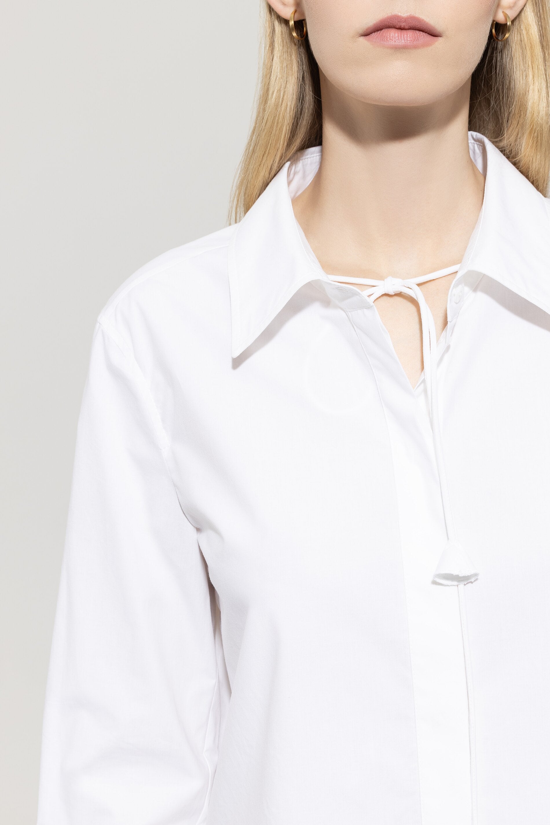 Hemdbluse mit Bindebanddetail - bleached white - Standard | Model Detail