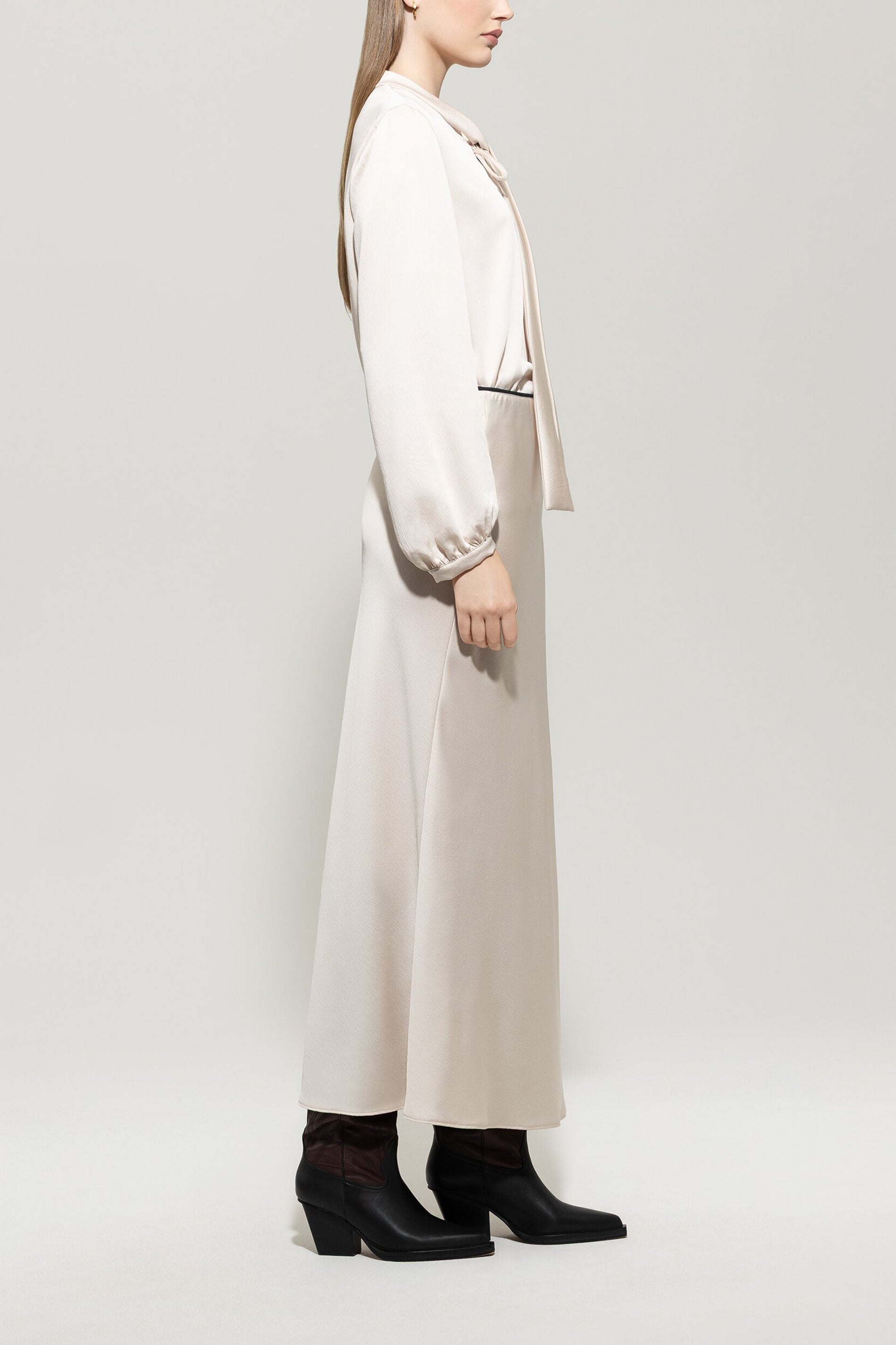 Bluse mit Schluppendetails - silky cream - Standard | Model Seite