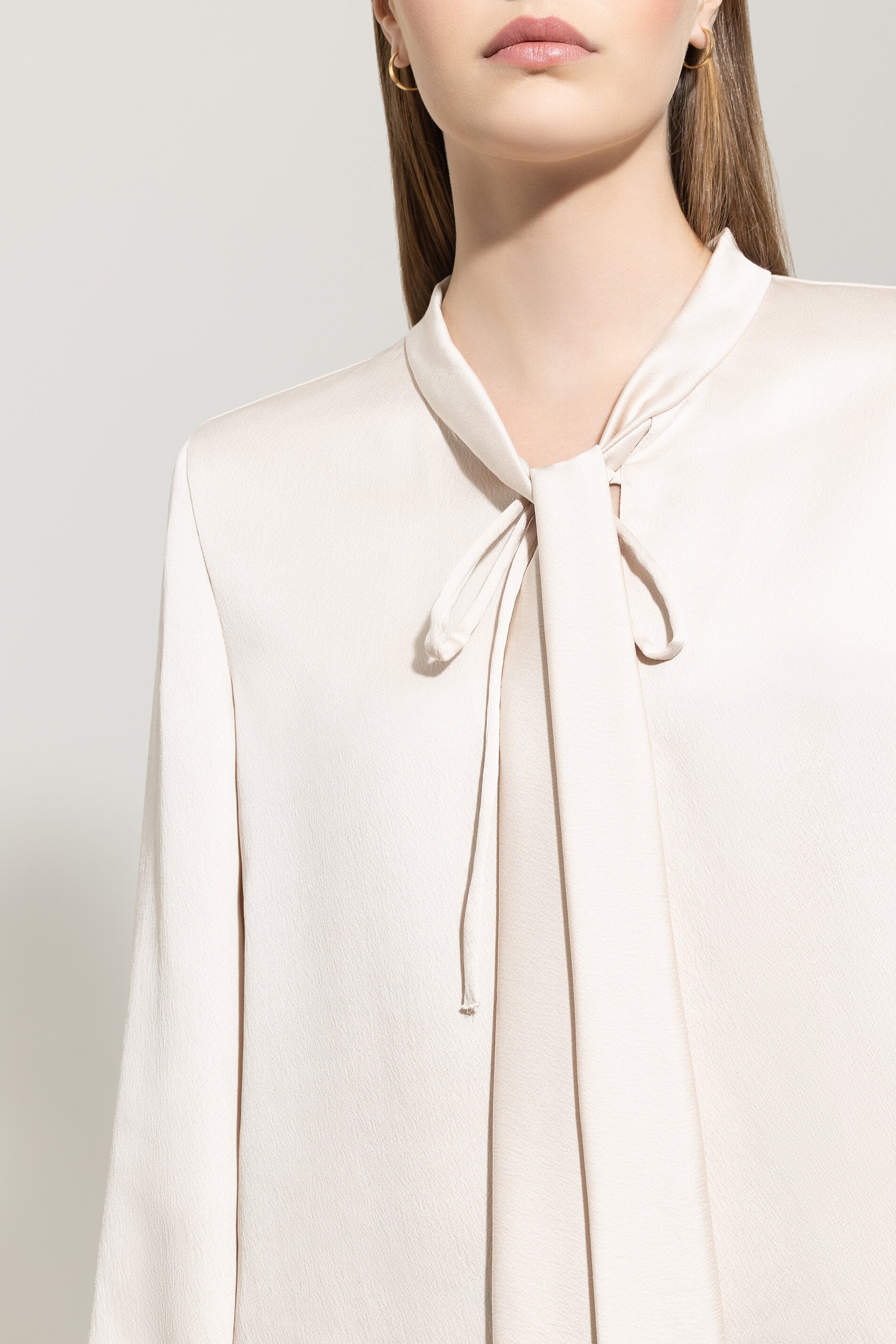 Bluse mit Schluppendetails - silky cream - Standard | Model Detail