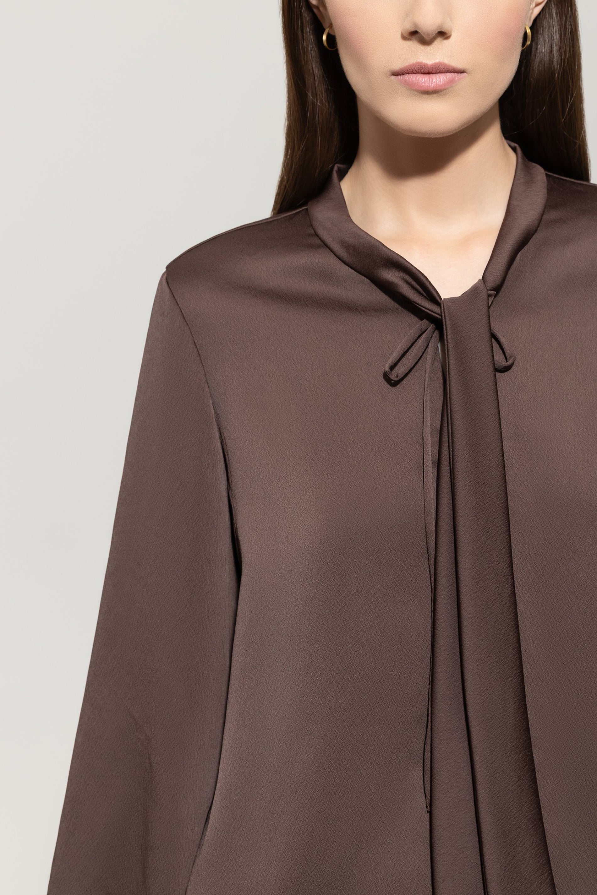 Bluse mit Schluppendetails - espresso - Standard | Model Detail