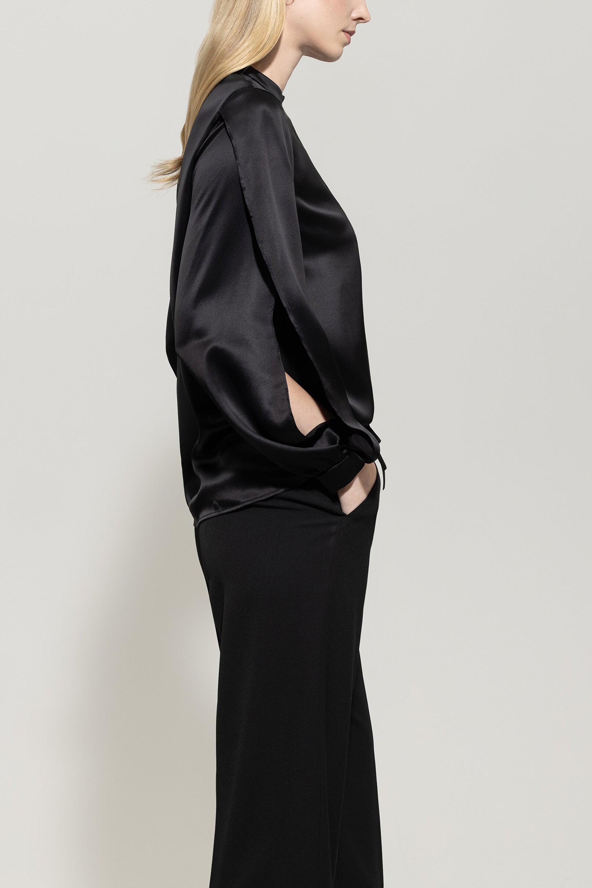 Seidenbluse mit offenen Ärmeln - deep black - Standard | Model Seite