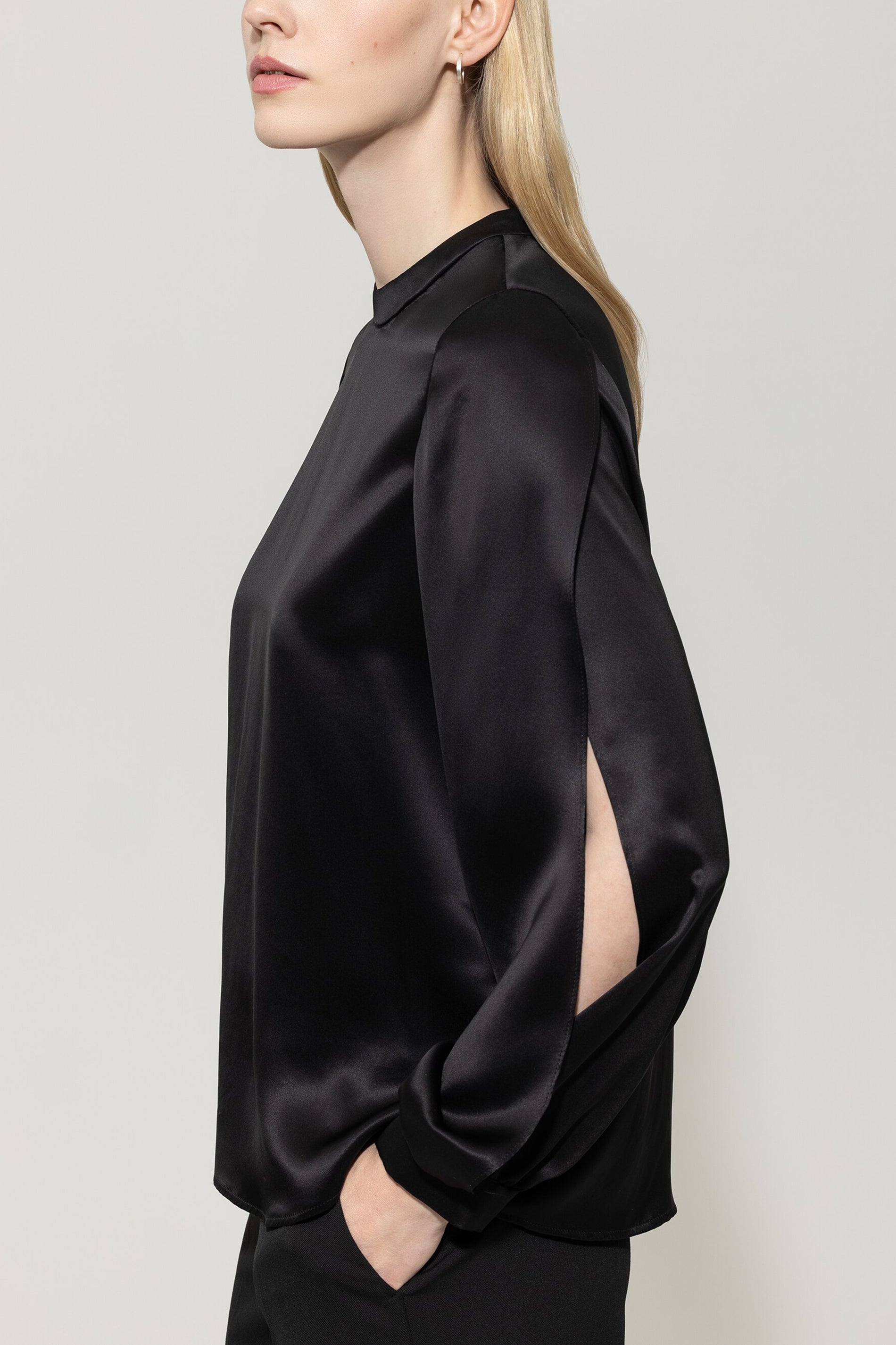 Seidenbluse mit offenen Ärmeln - deep black - Standard | Model Detail