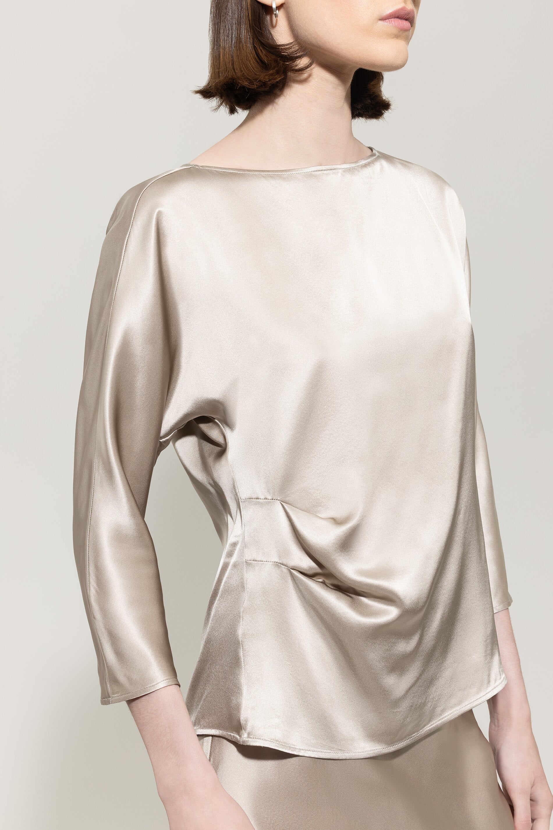 Seidenbluse mit Kimonoarm - oyster - Standard | Model Detail