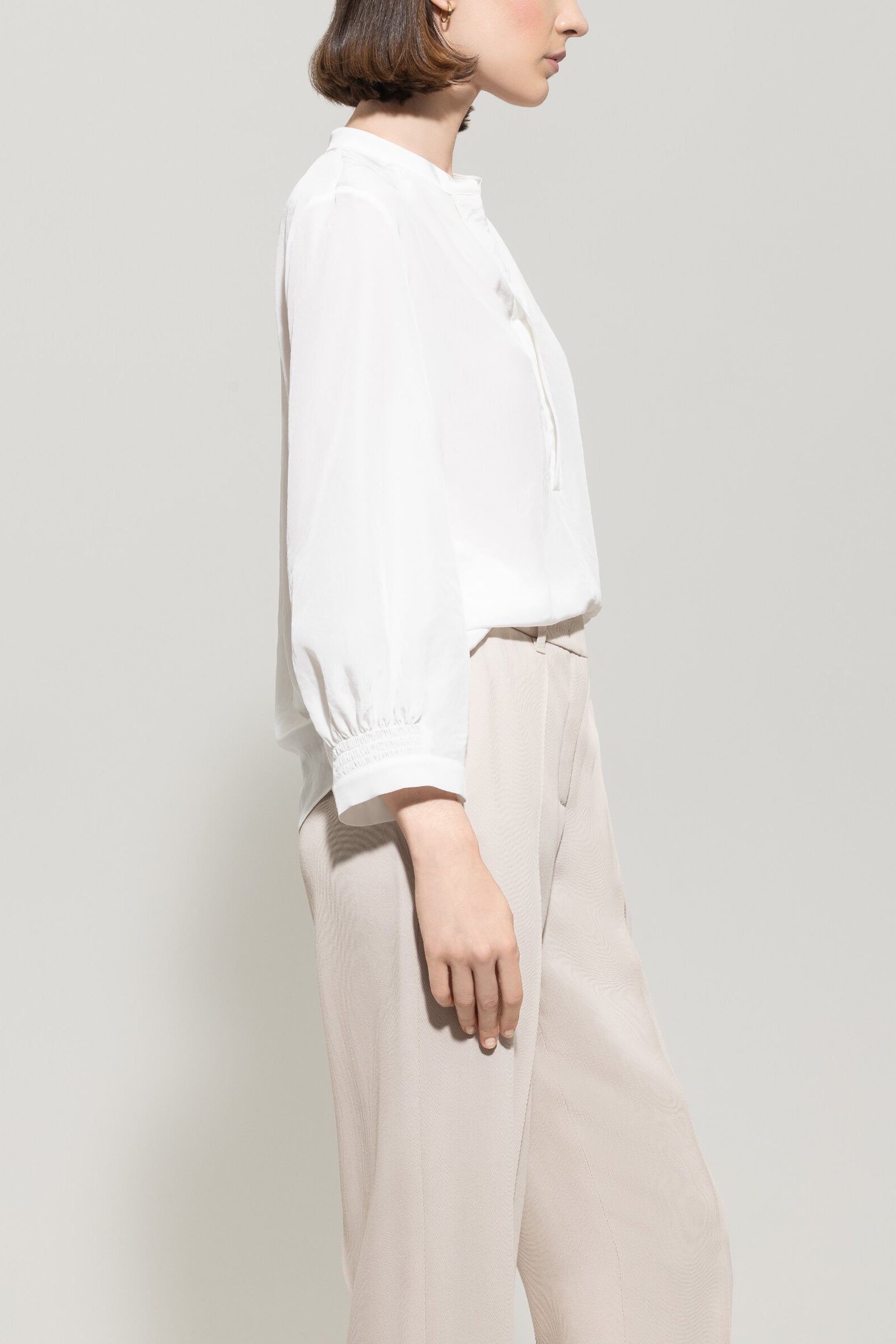 Bluse mit Smokdetail - off white - Standard | Model Seite
