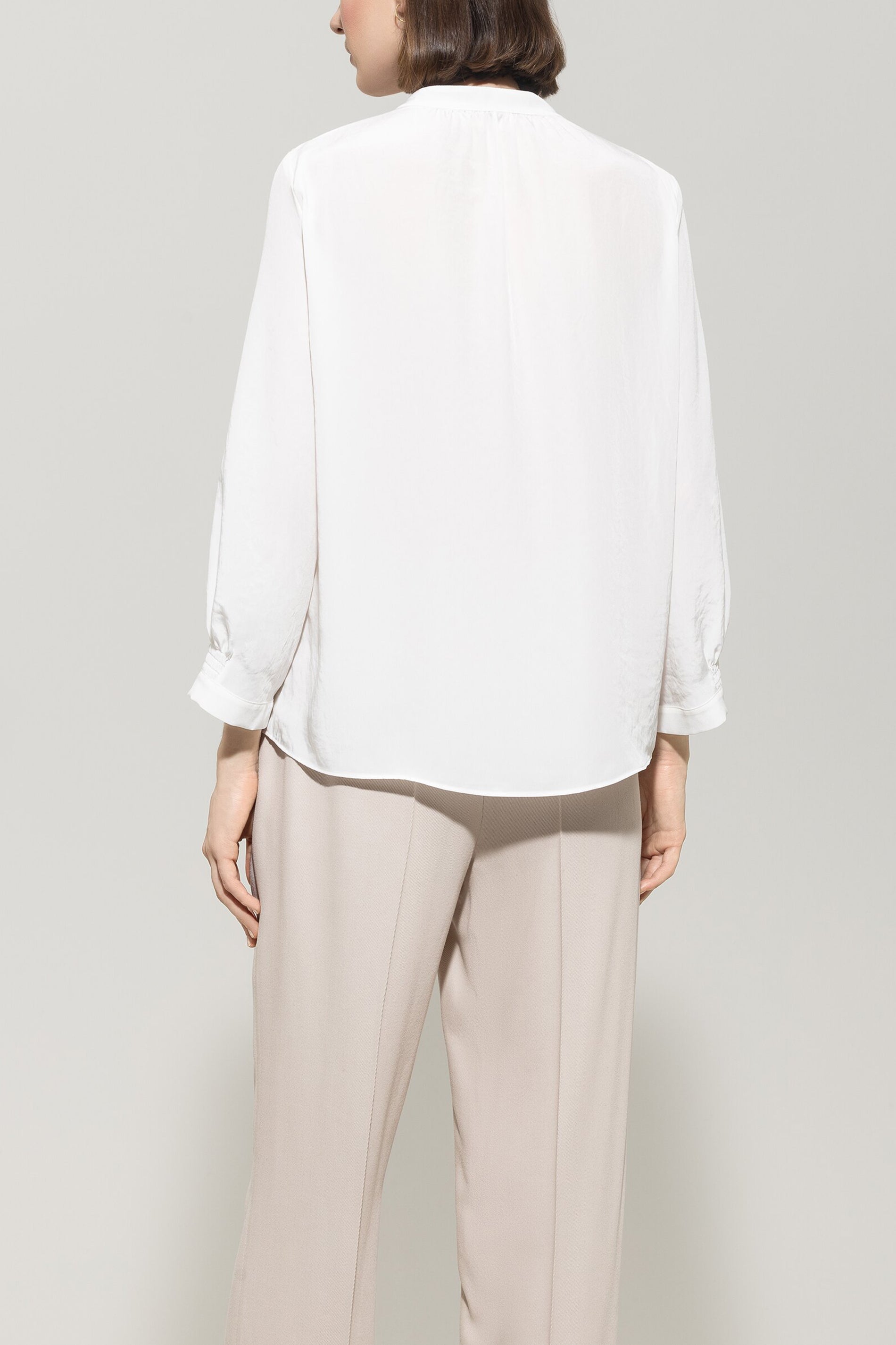 Bluse mit Smokdetail - off white - Standard | Model Rück