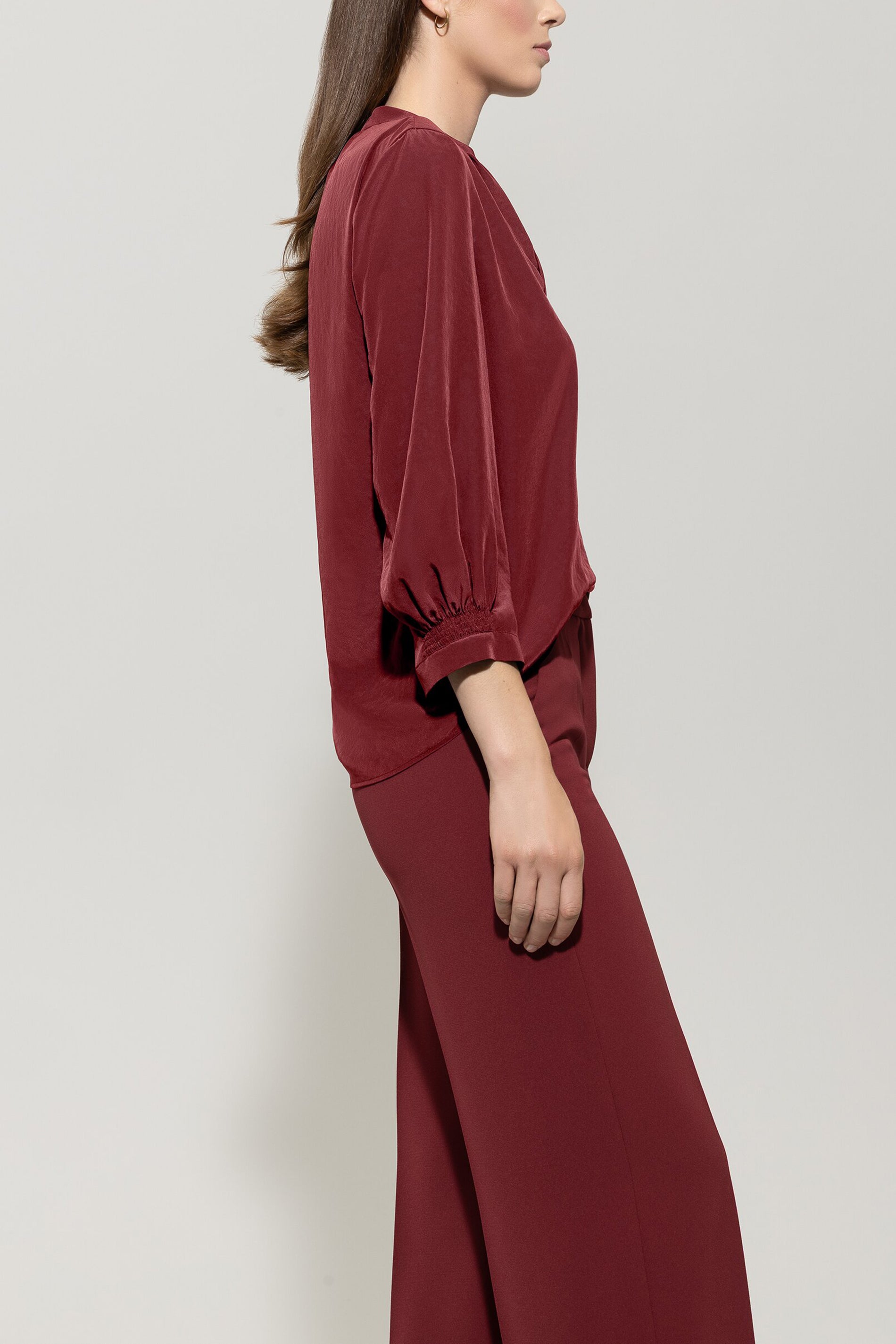 Bluse mit Smokdetail - berry red - Standard | Model Seite