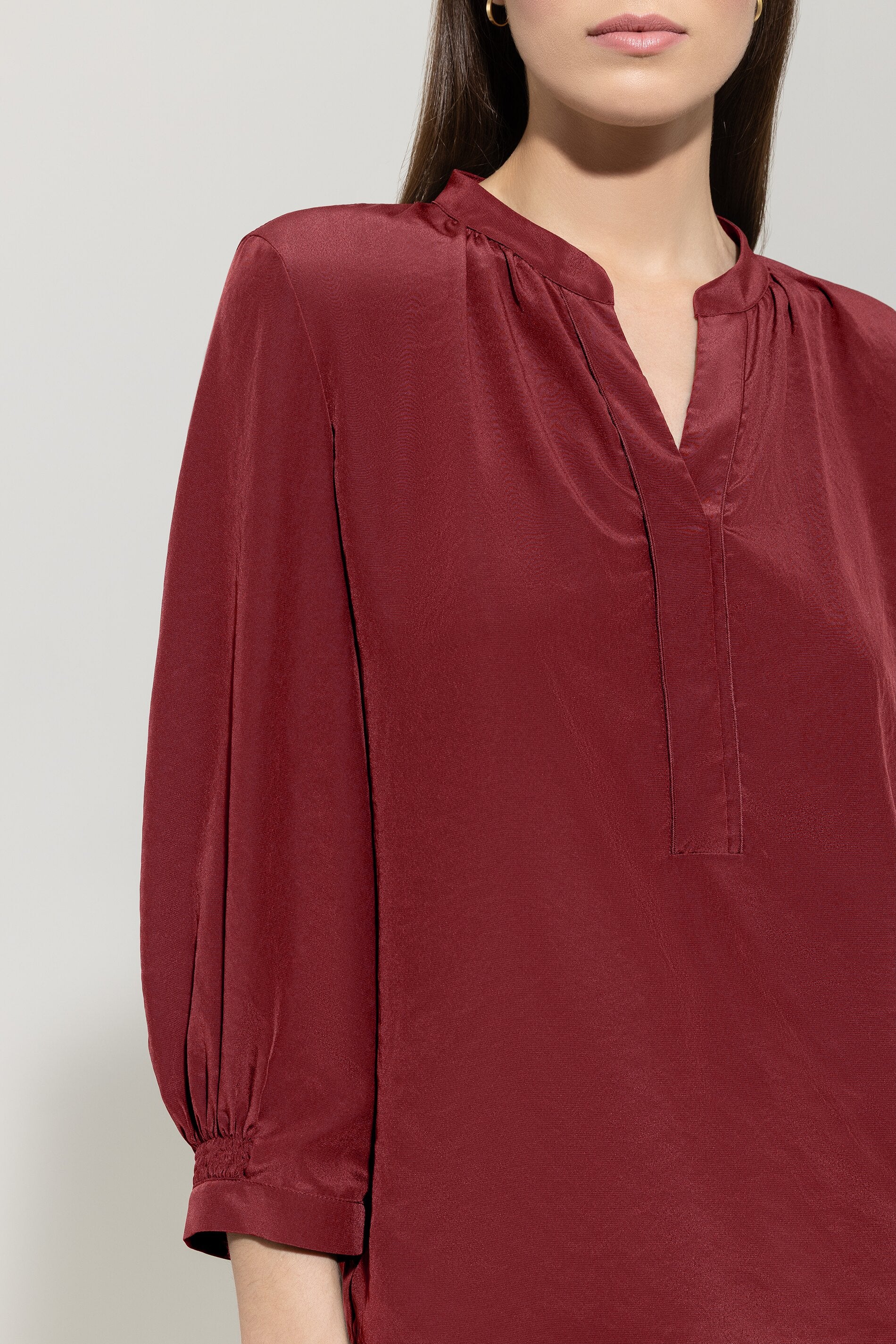 Bluse mit Smokdetail - berry red - Standard | Model Detail