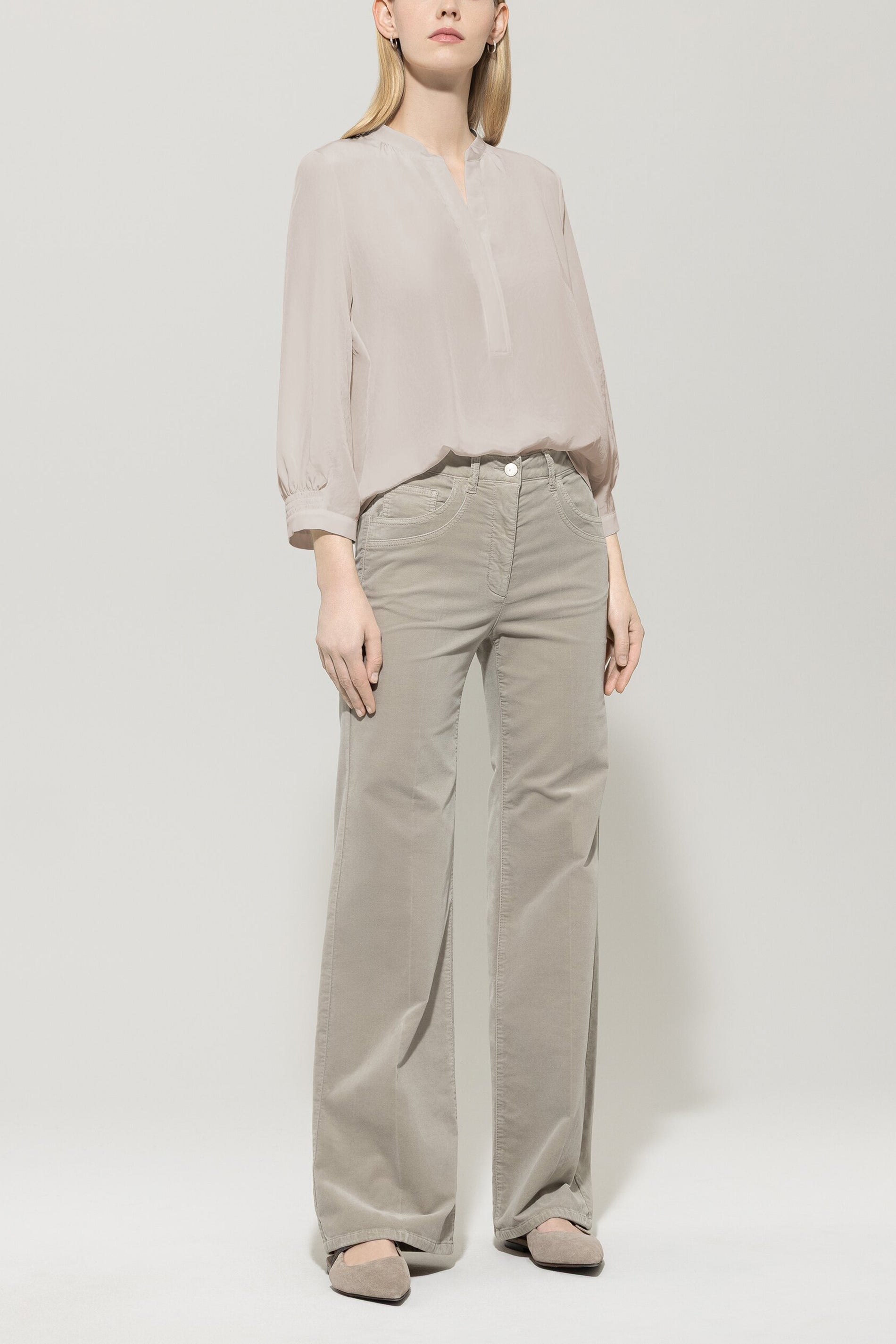 Bluse mit Smokdetail - oyster - Standard | Model Front