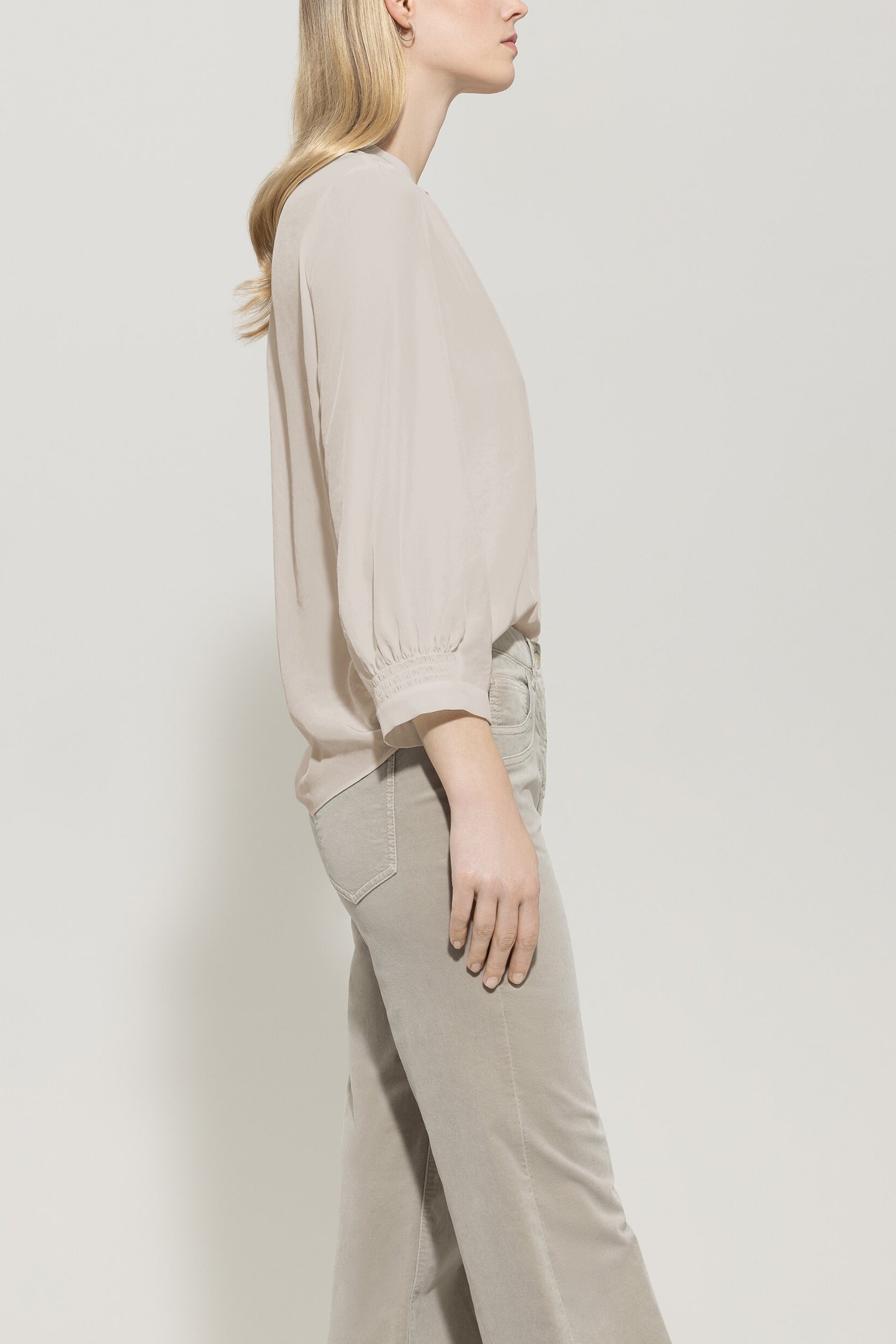 Bluse mit Smokdetail - oyster - Standard | Model Seite