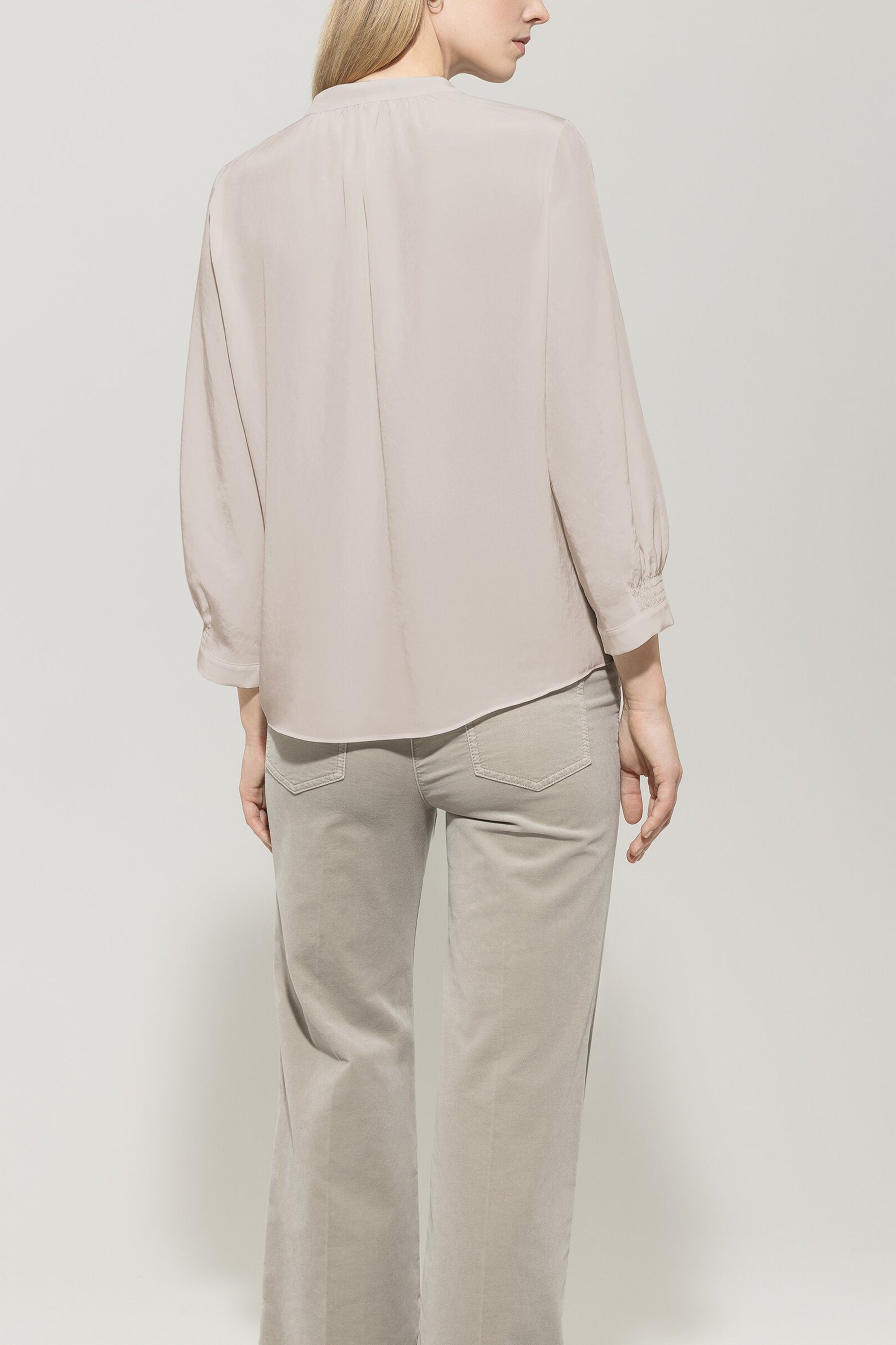 Bluse mit Smokdetail - oyster - Standard | Model Rück