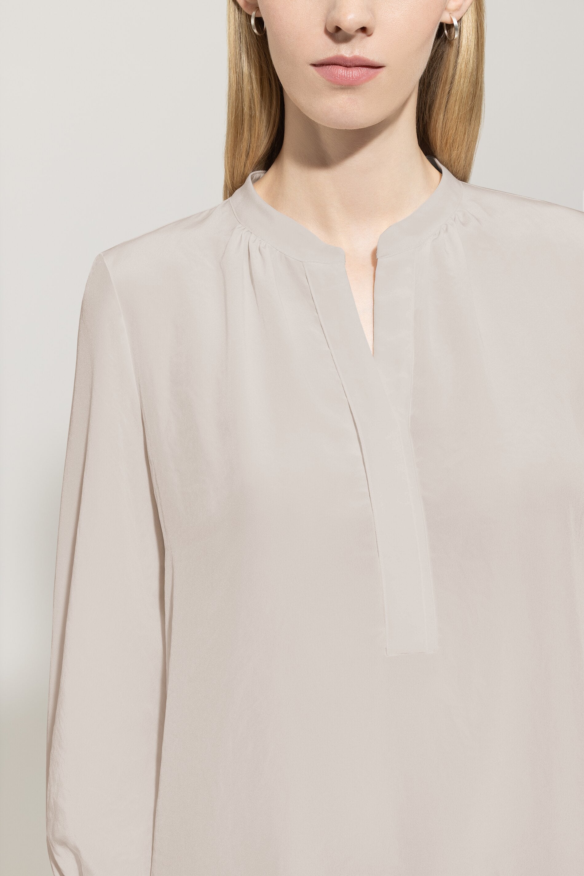 Bluse mit Smokdetail - oyster - Standard | Model Detail