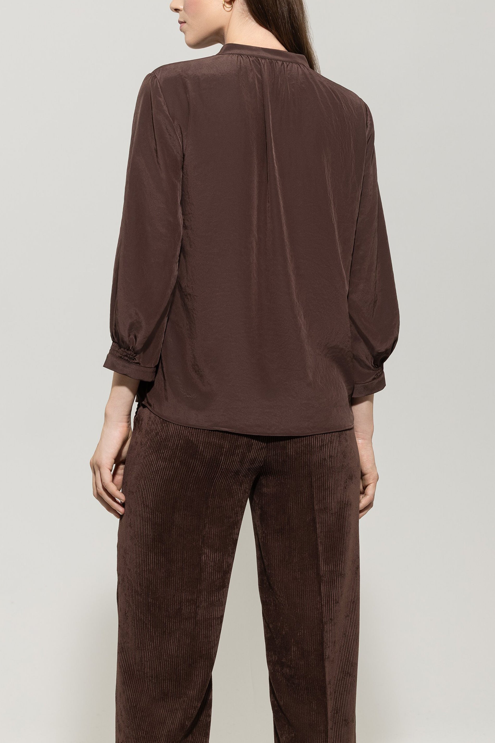 Bluse mit Smokdetail - espresso - Standard | Model Rück