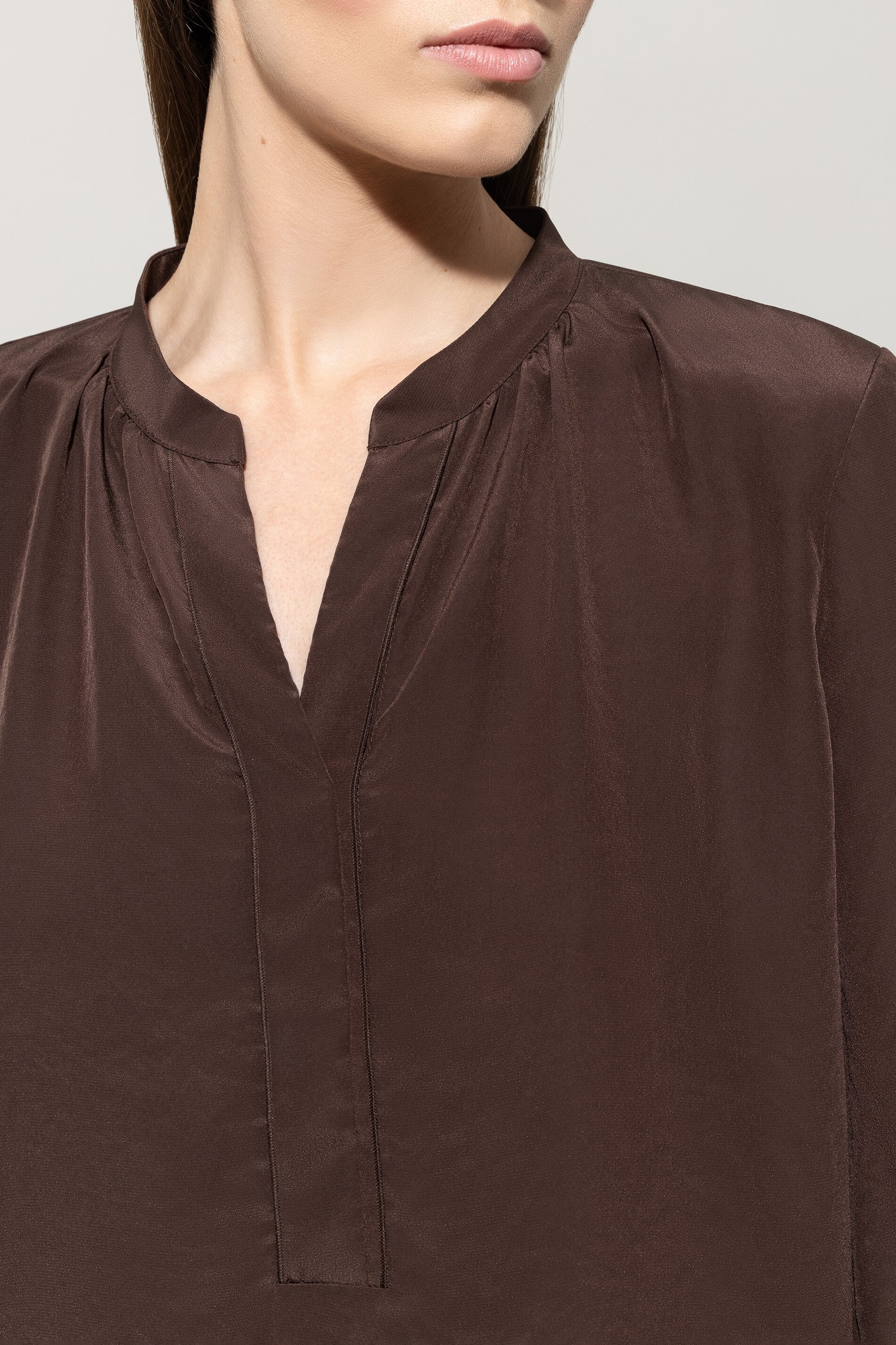 Bluse mit Smokdetail - espresso - Standard | Model Detail