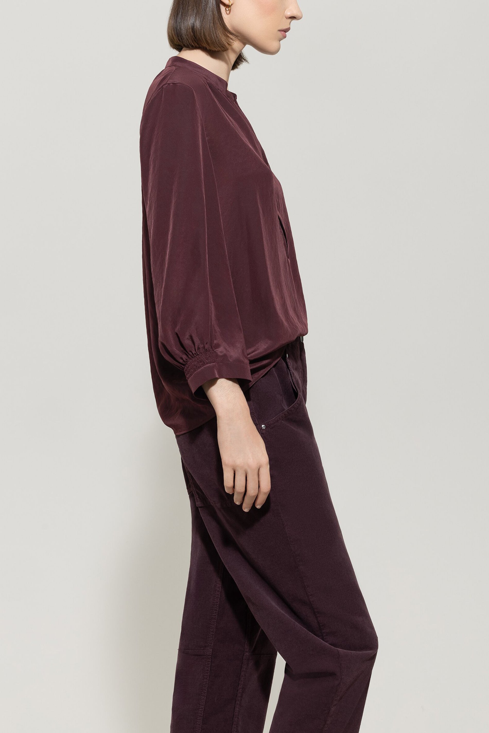 Bluse mit Smokdetail - burgundy - Standard | Model Seite