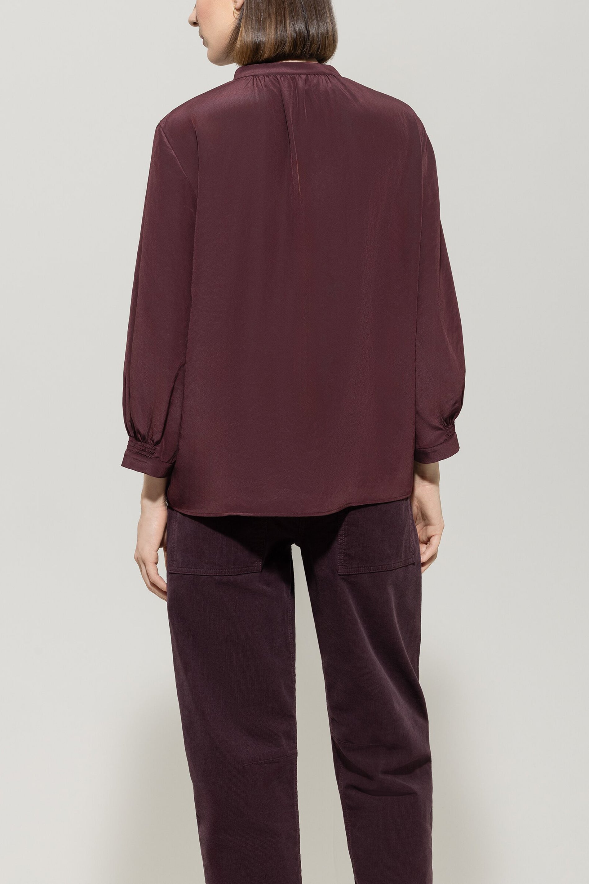 Bluse mit Smokdetail - burgundy - Standard | Model Rück