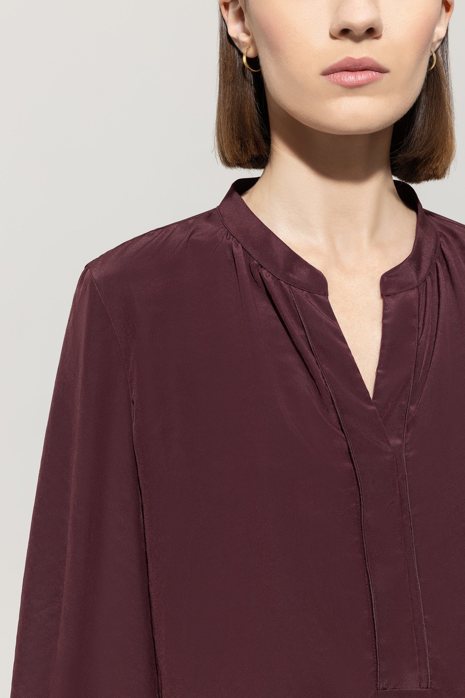 Bluse mit Smokdetail - burgundy - Standard | Model Detail