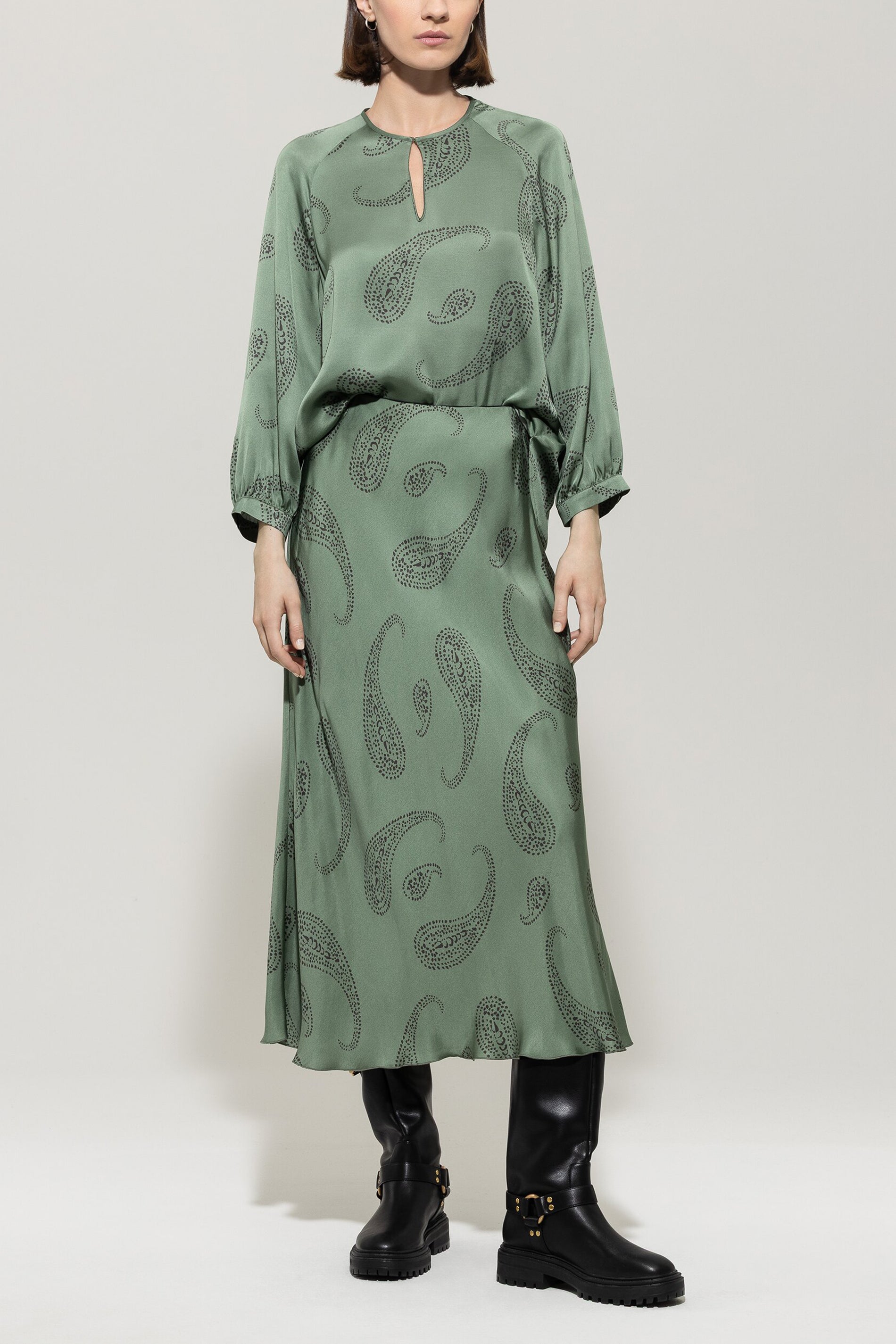 Blusenshirt mit Paisley-Print - salbei - Standard | Model Front