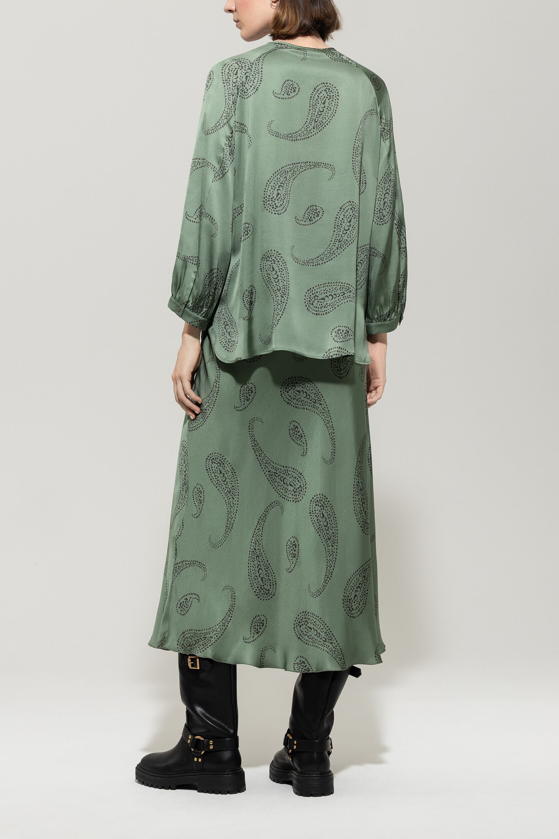 Blusenshirt mit Paisley-Print - salbei - Standard | Model Rück