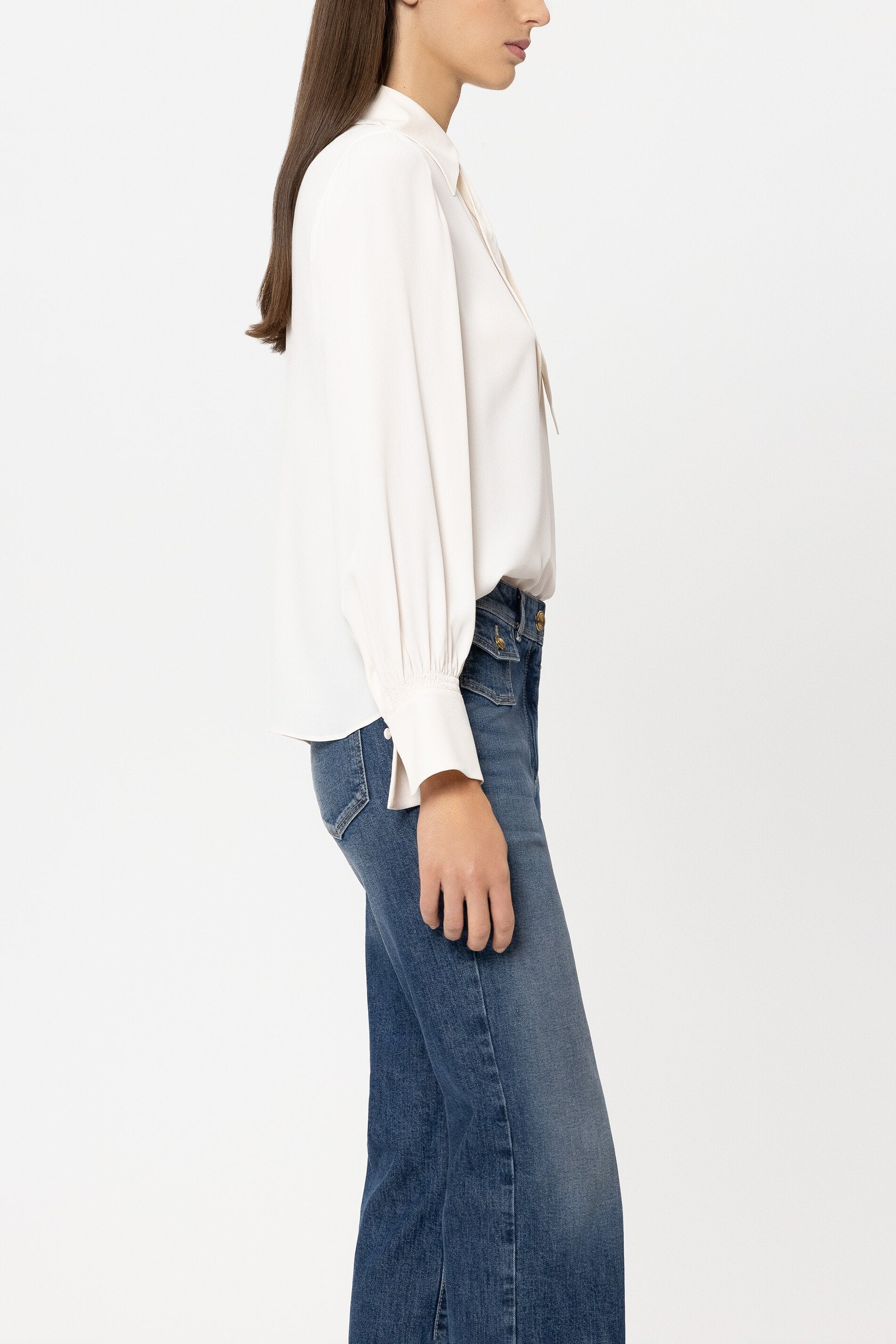 Schluppenbluse aus Seiden-Mix - cream - Standard | Model Seite