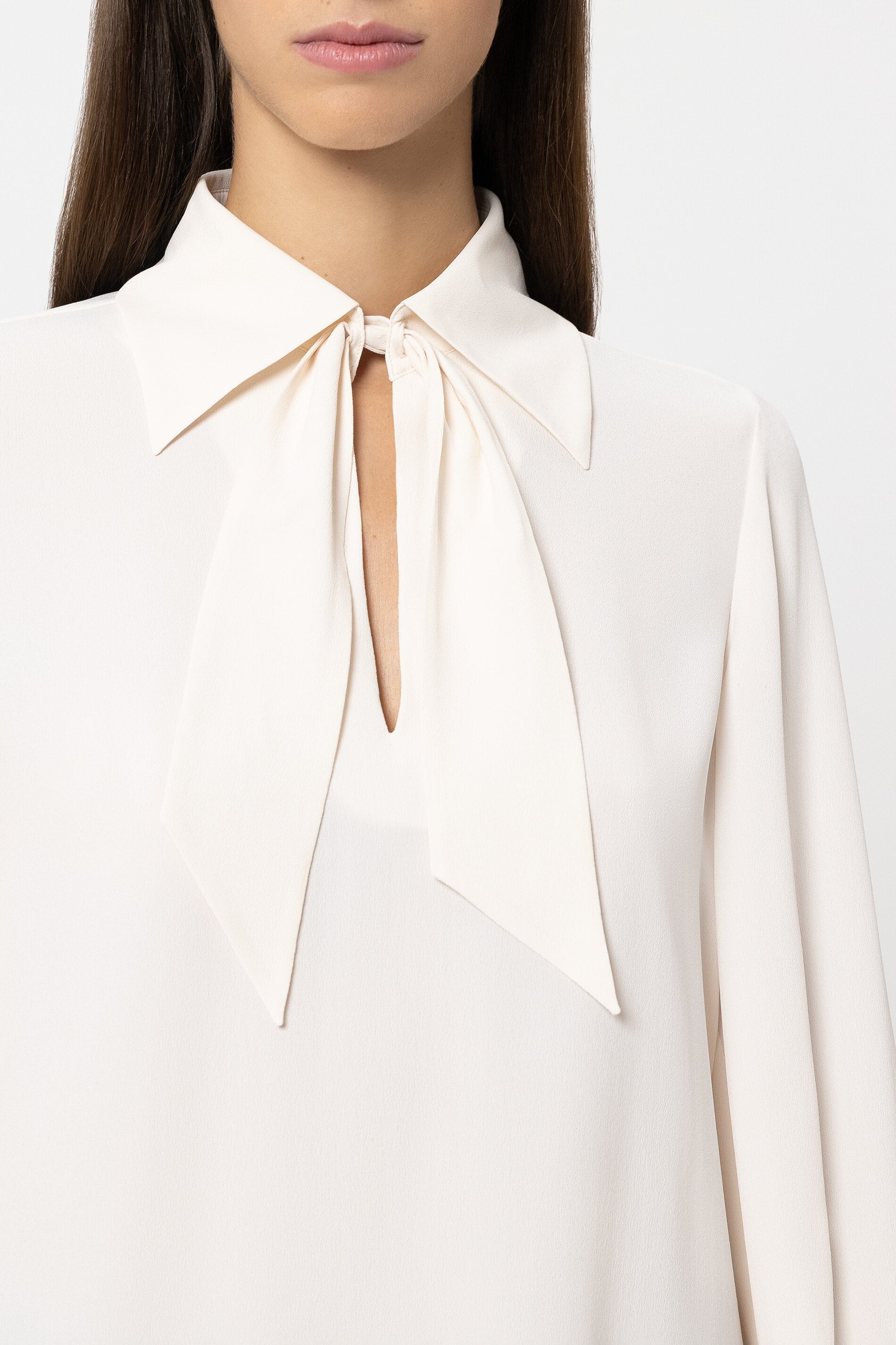 Schluppenbluse aus Seiden-Mix - cream - Standard | Model Detail