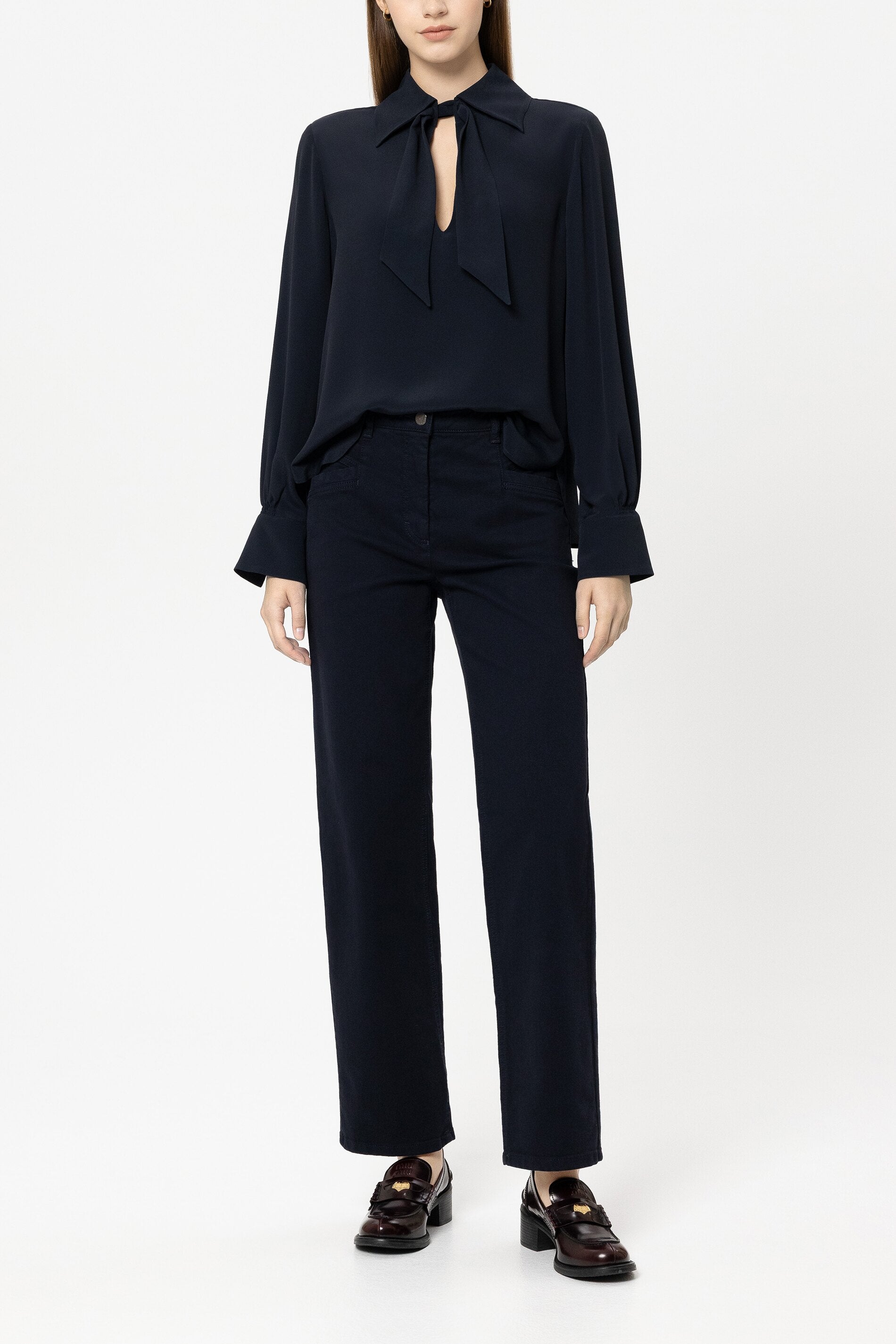 Schluppenbluse aus Seiden-Mix - navy blue - Standard | Model Front