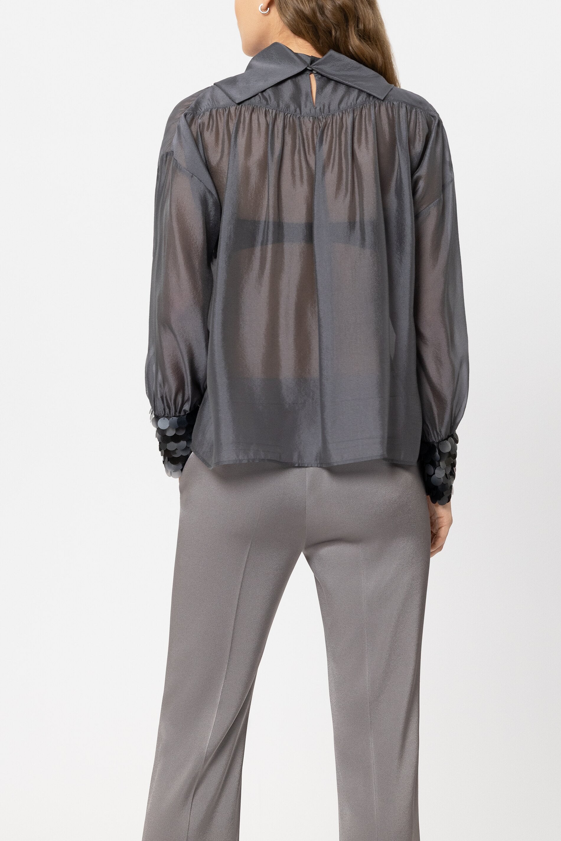 Bluse mit Pailletten-Manchette - platin - mit Applikation | Model Rück