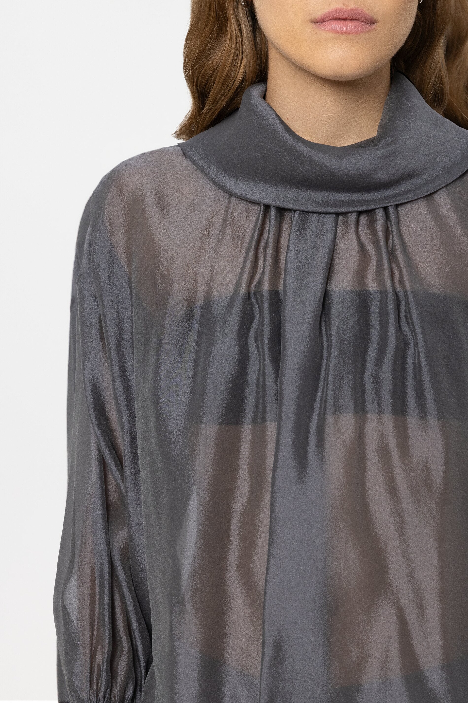 Bluse mit Pailletten-Manchette - platin - mit Applikation | Model Detail