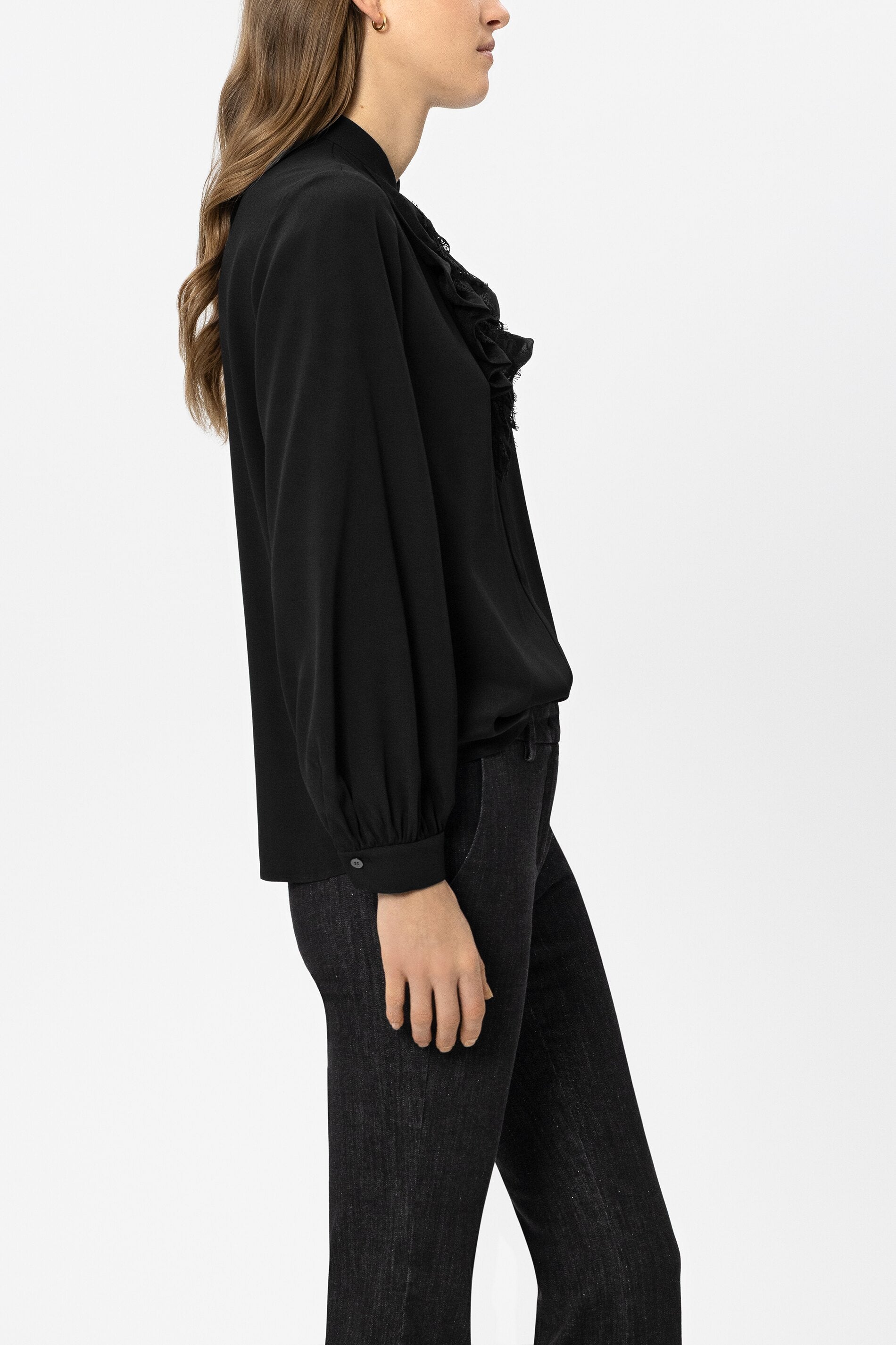 Spitzenbluse aus Seiden-Mix - pure black - Standard | Model Seite