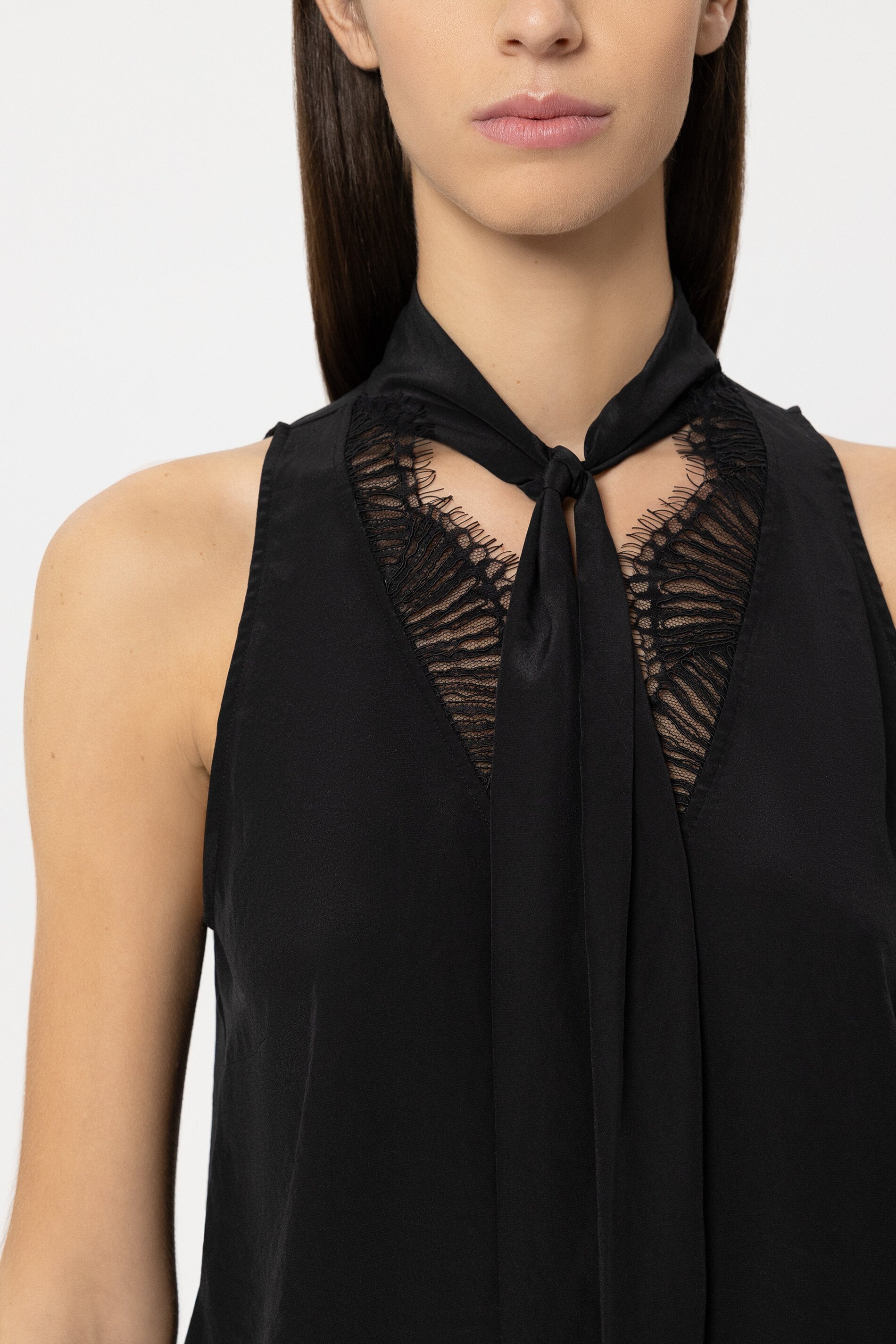 Blusentop mit Spitzendetails - pure black - Standard | Model Detail