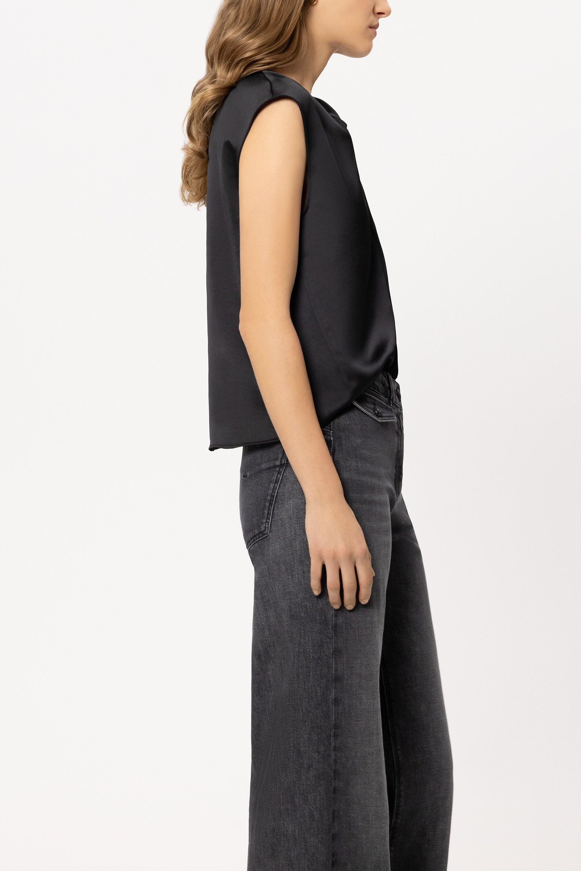 Satin-Top mit Knotendetail - pure black - Standard | Model Seite