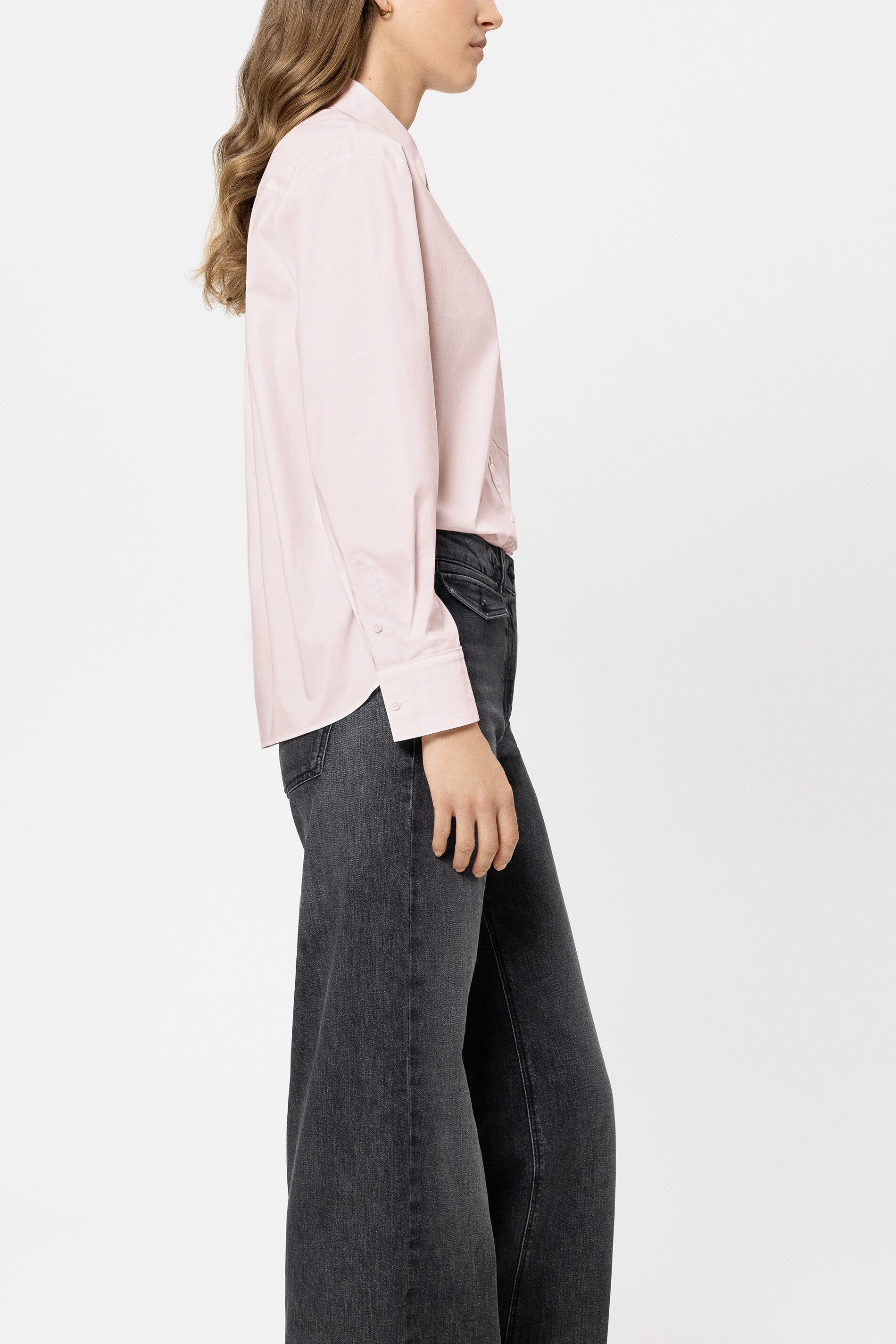 Hemdbluse mit Ajour-Stickerei - creamy blush - Standard | Model Seite