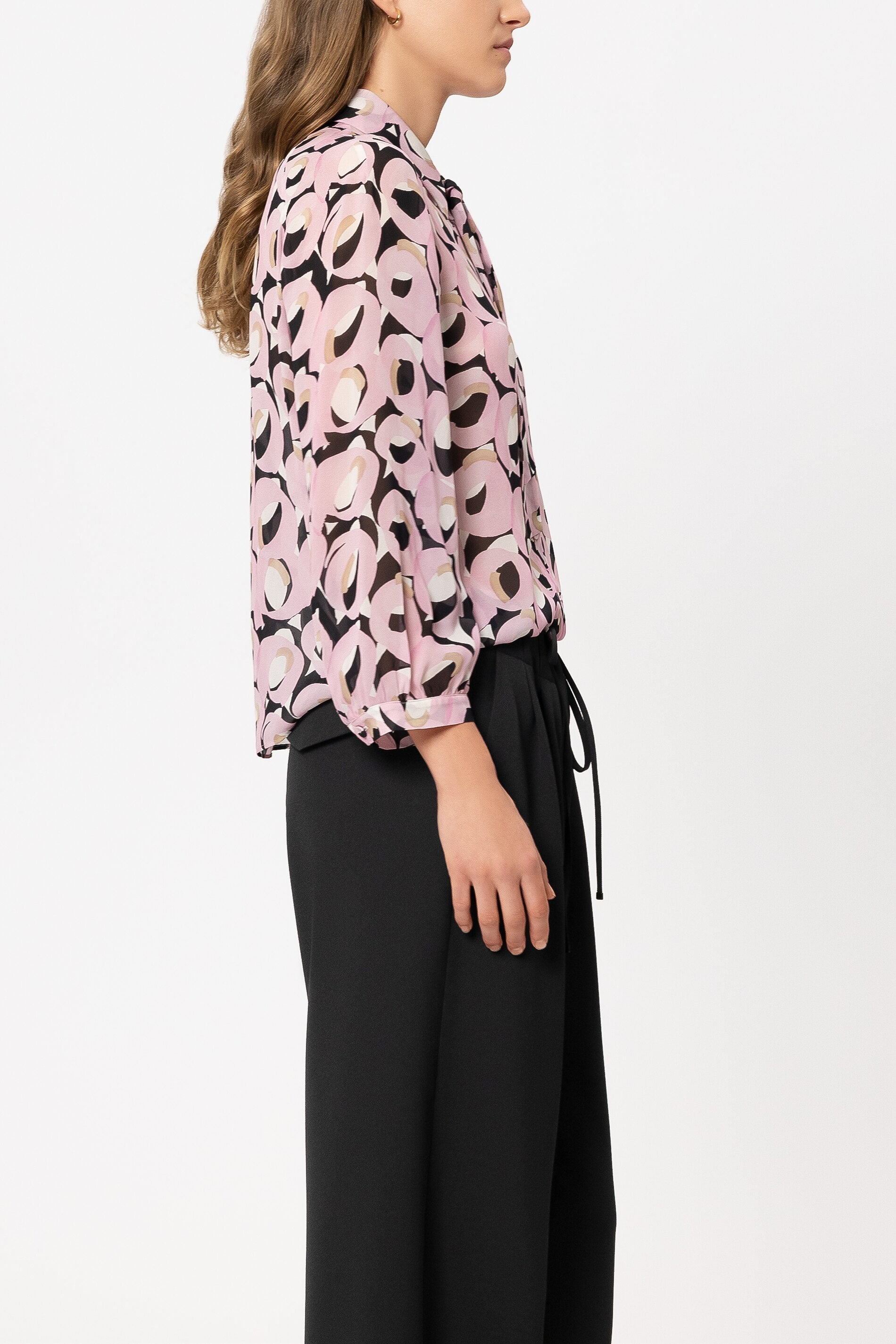 Hemdbluse mit Retro-Print - creamy blush / black - mit Schluppe | Model Seite