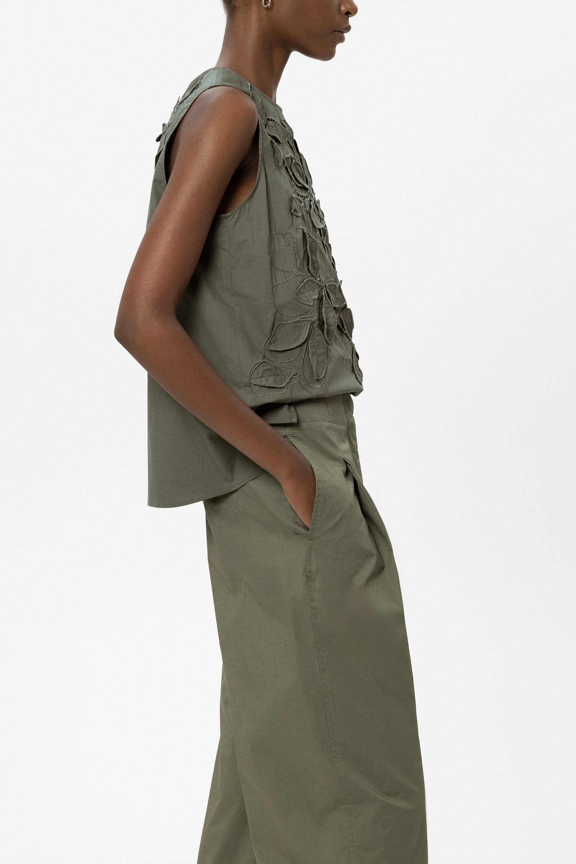 Blusentop mit Lochstickerei - khaki - Standard | Model Seite