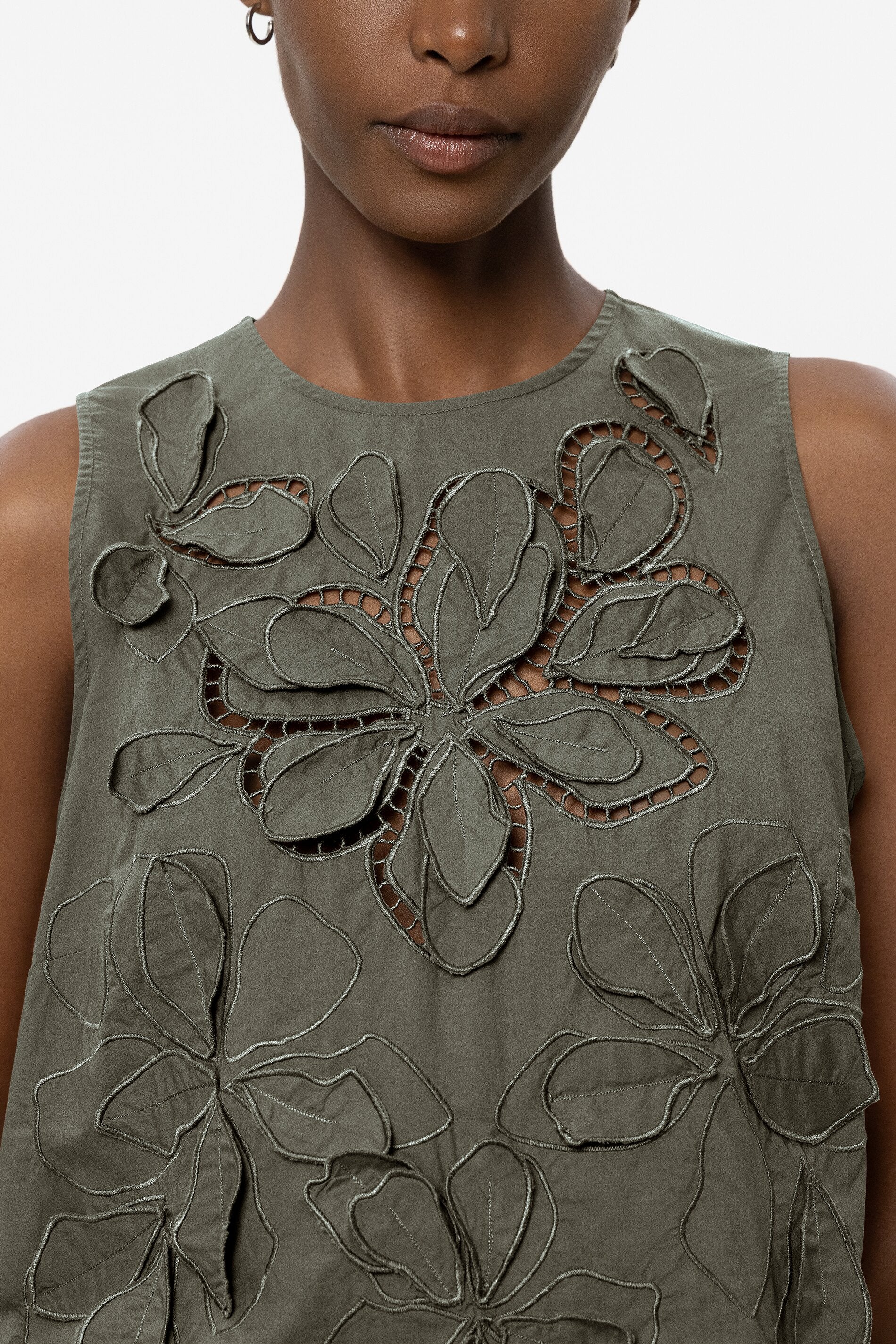 Blusentop mit Lochstickerei - khaki - Standard | Model Detail