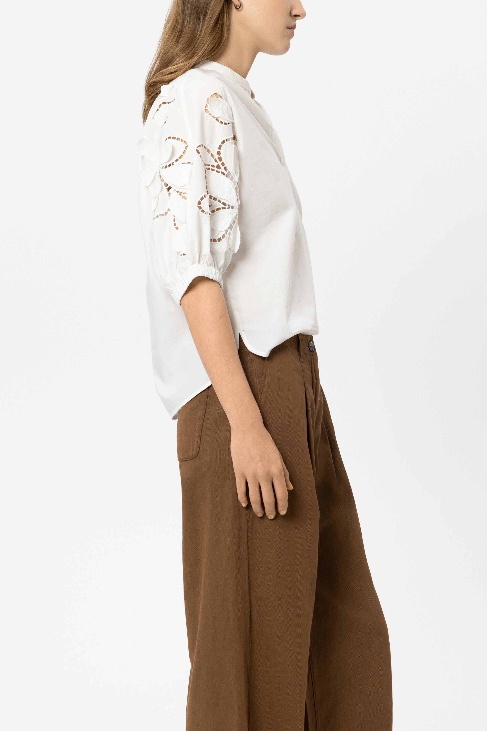 Bluse mit Lochstickerei - white - Standard | Model Seite